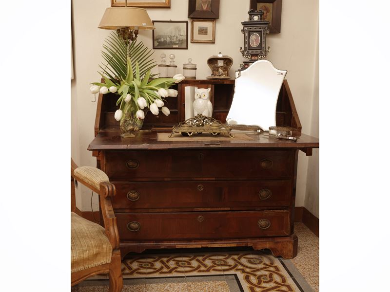 Cassettone a ribalta impiallacciato in noce, piuma di noce ed altre essenze