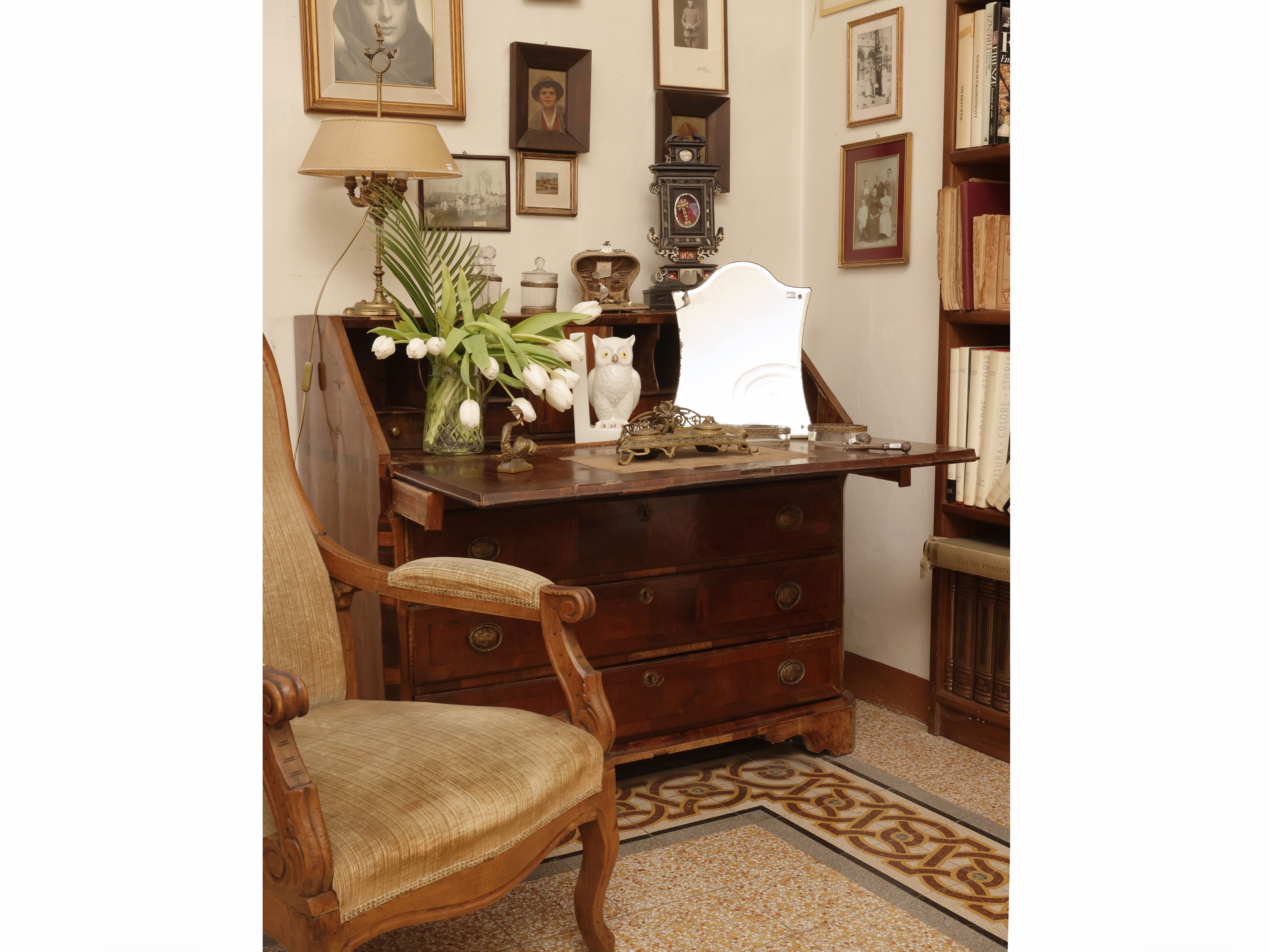 Cassettone a ribalta impiallacciato in noce, piuma di noce ed altre essenze