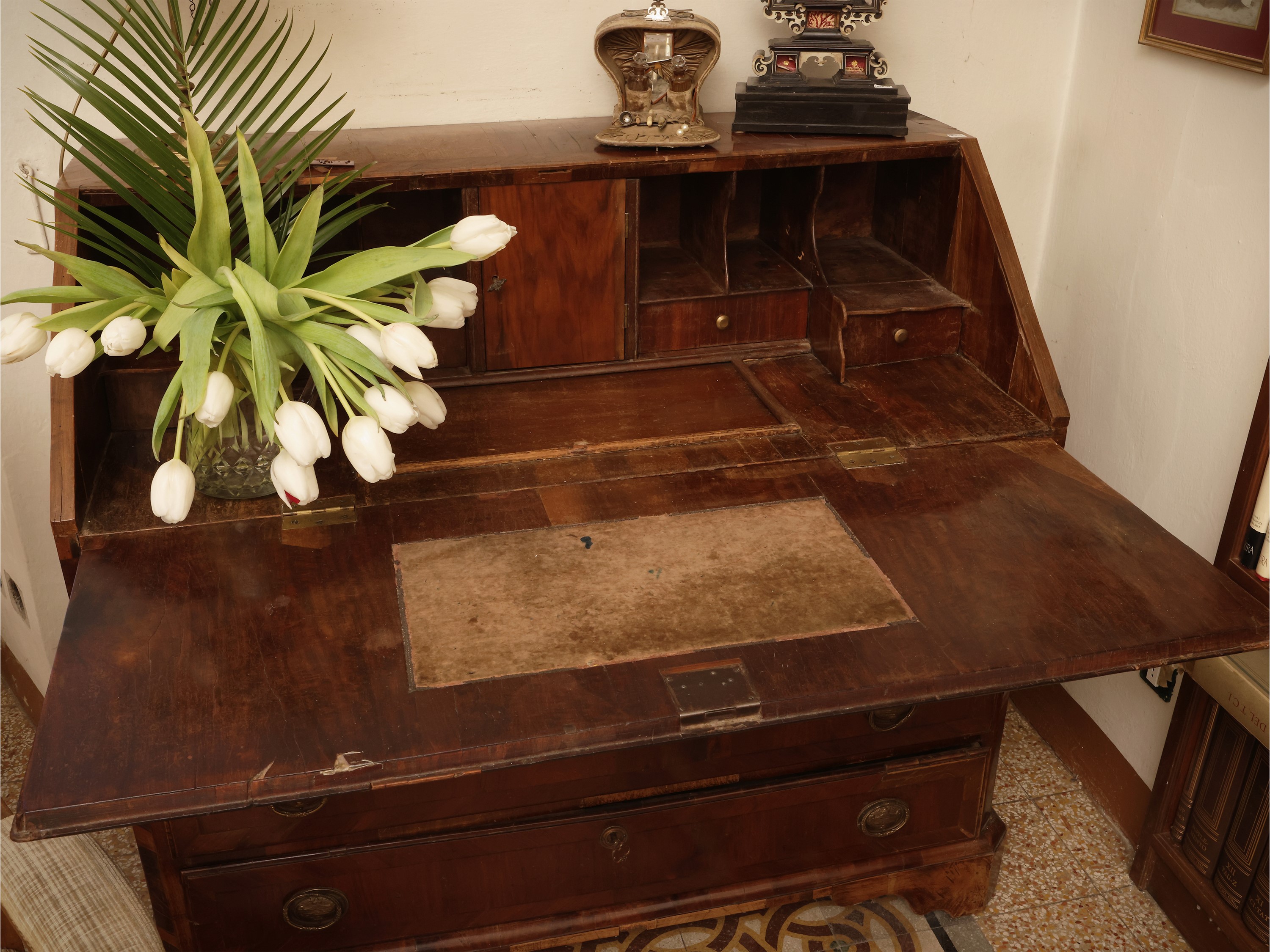 Cassettone a ribalta impiallacciato in noce, piuma di noce ed altre essenze