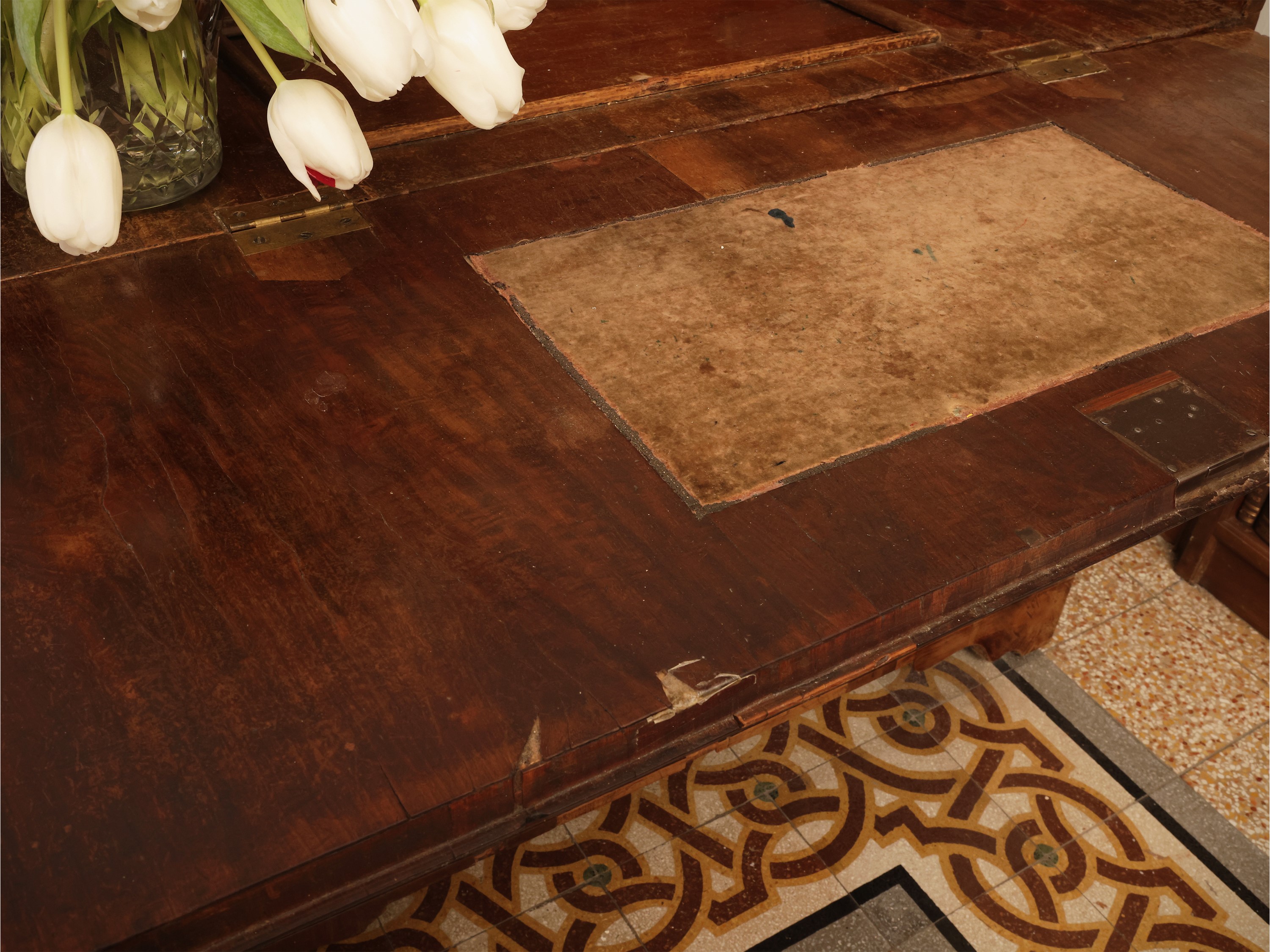 Cassettone a ribalta impiallacciato in noce, piuma di noce ed altre essenze