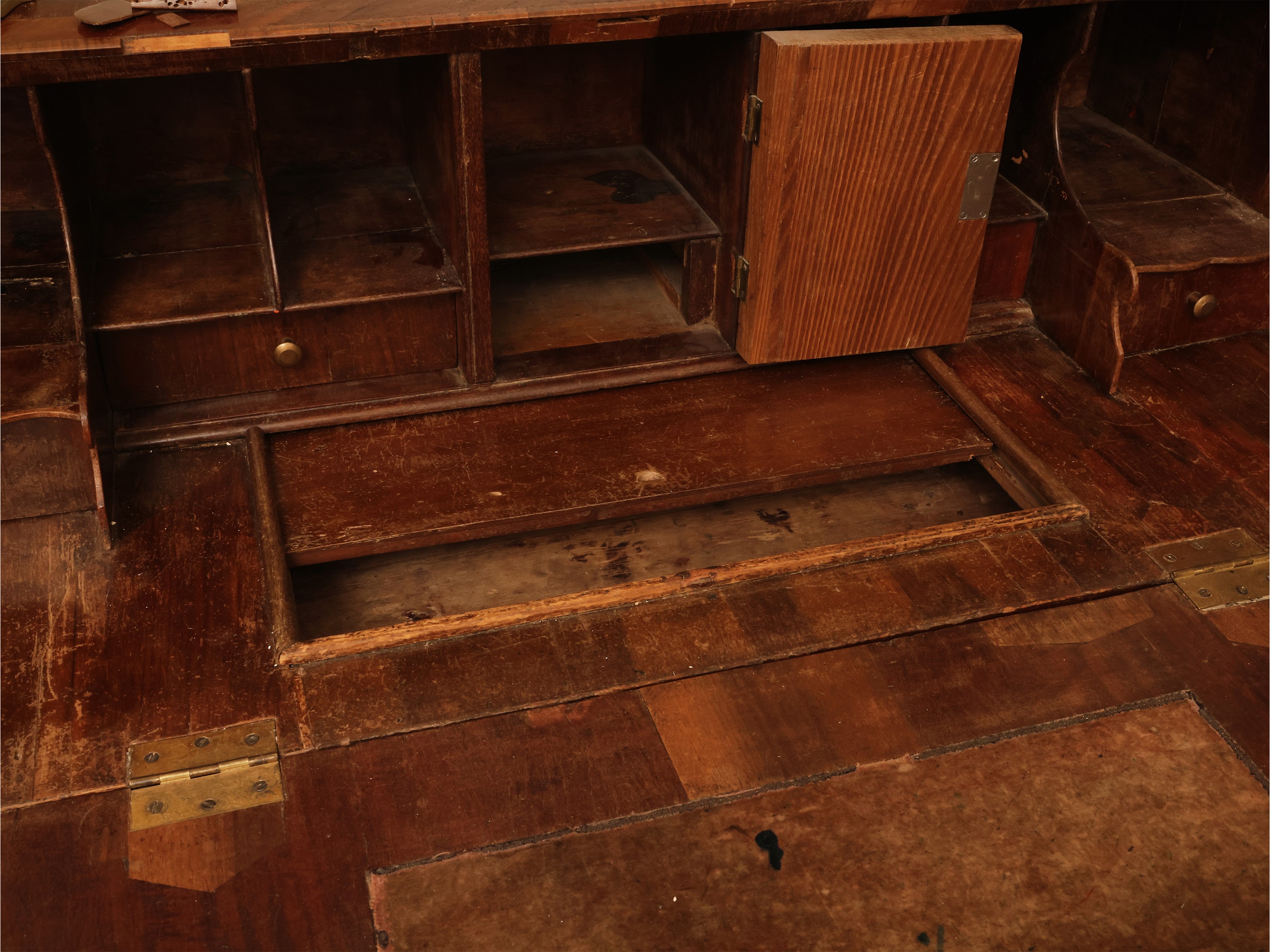 Cassettone a ribalta impiallacciato in noce, piuma di noce ed altre essenze