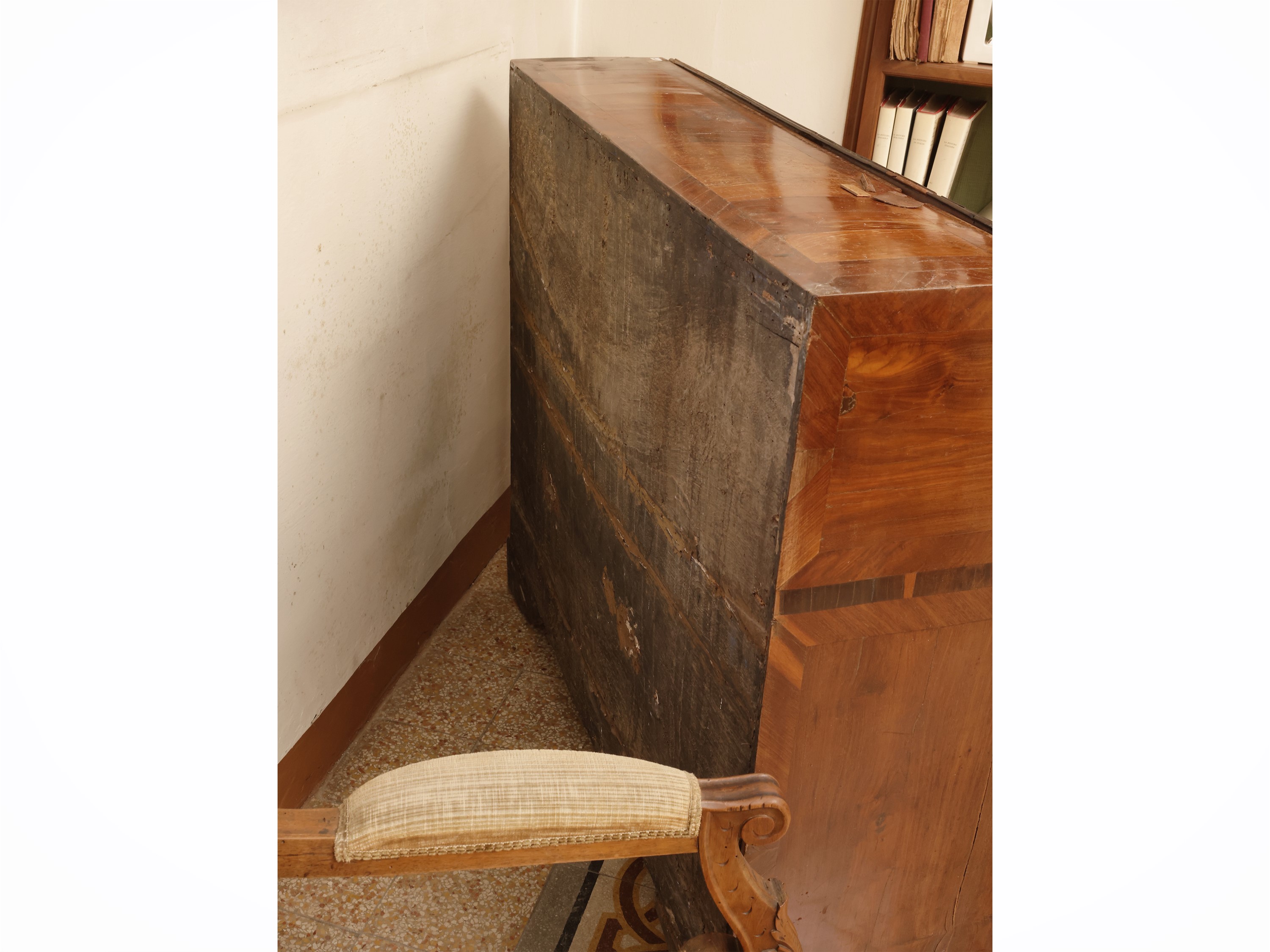 Cassettone a ribalta impiallacciato in noce, piuma di noce ed altre essenze