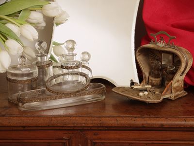 Accessori da toilette d'epoca, specchio sagomato e necessaire in velluto avorio