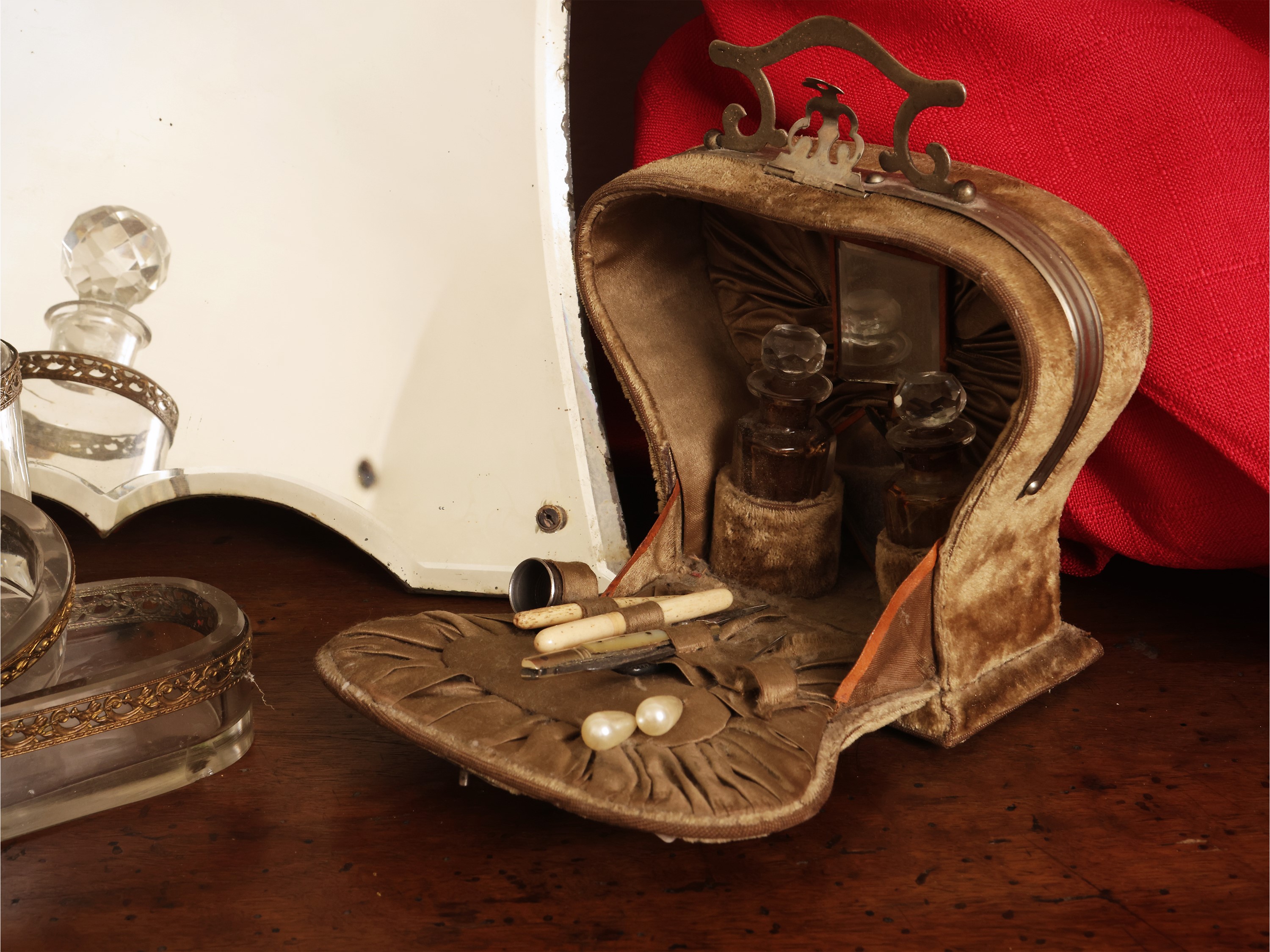 Accessori da toilette d'epoca, specchio sagomato e necessaire in velluto avorio