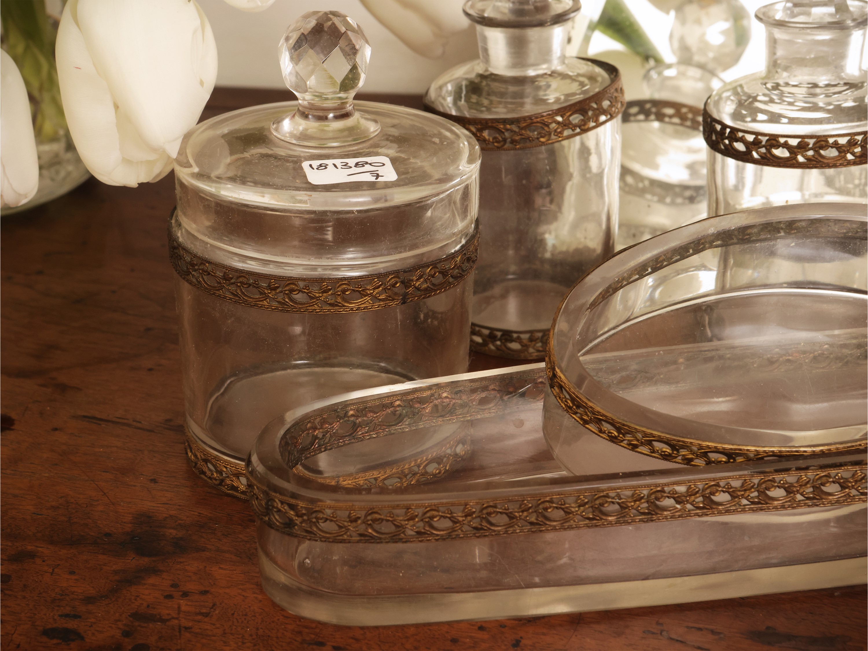 Accessori da toilette d'epoca, specchio sagomato e necessaire in velluto avorio