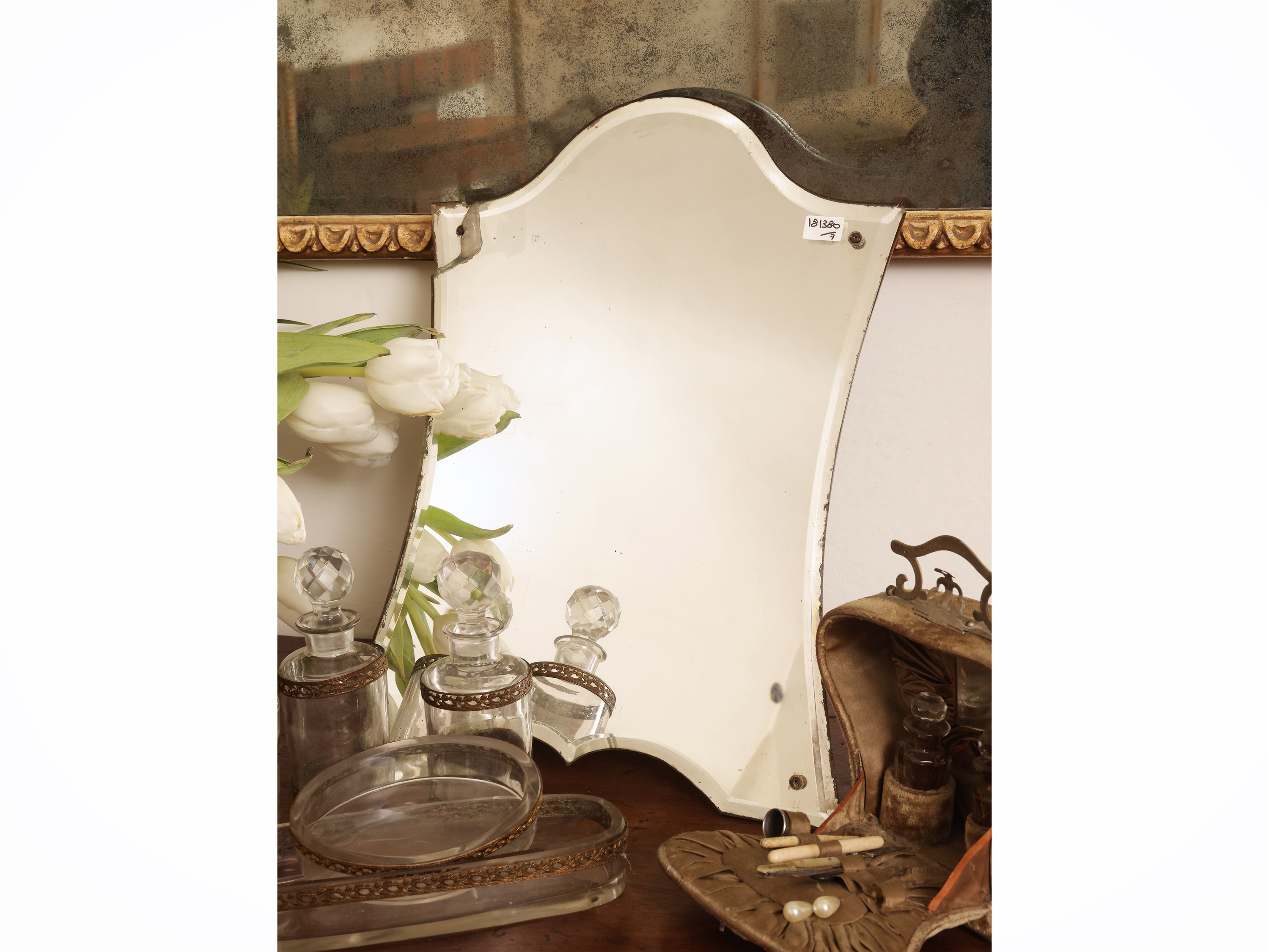 Accessori da toilette d'epoca, specchio sagomato e necessaire in velluto avorio