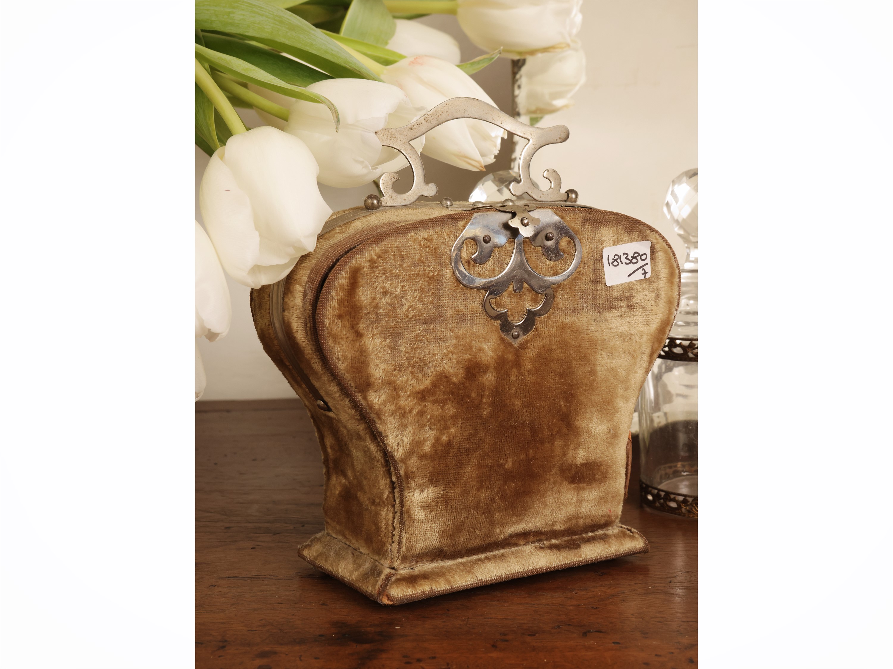 Accessori da toilette d'epoca, specchio sagomato e necessaire in velluto avorio