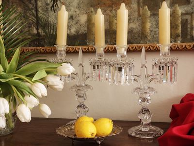 Candelabri in vetro pressato Baccarat, coppia a due bracci, Francia XX secolo