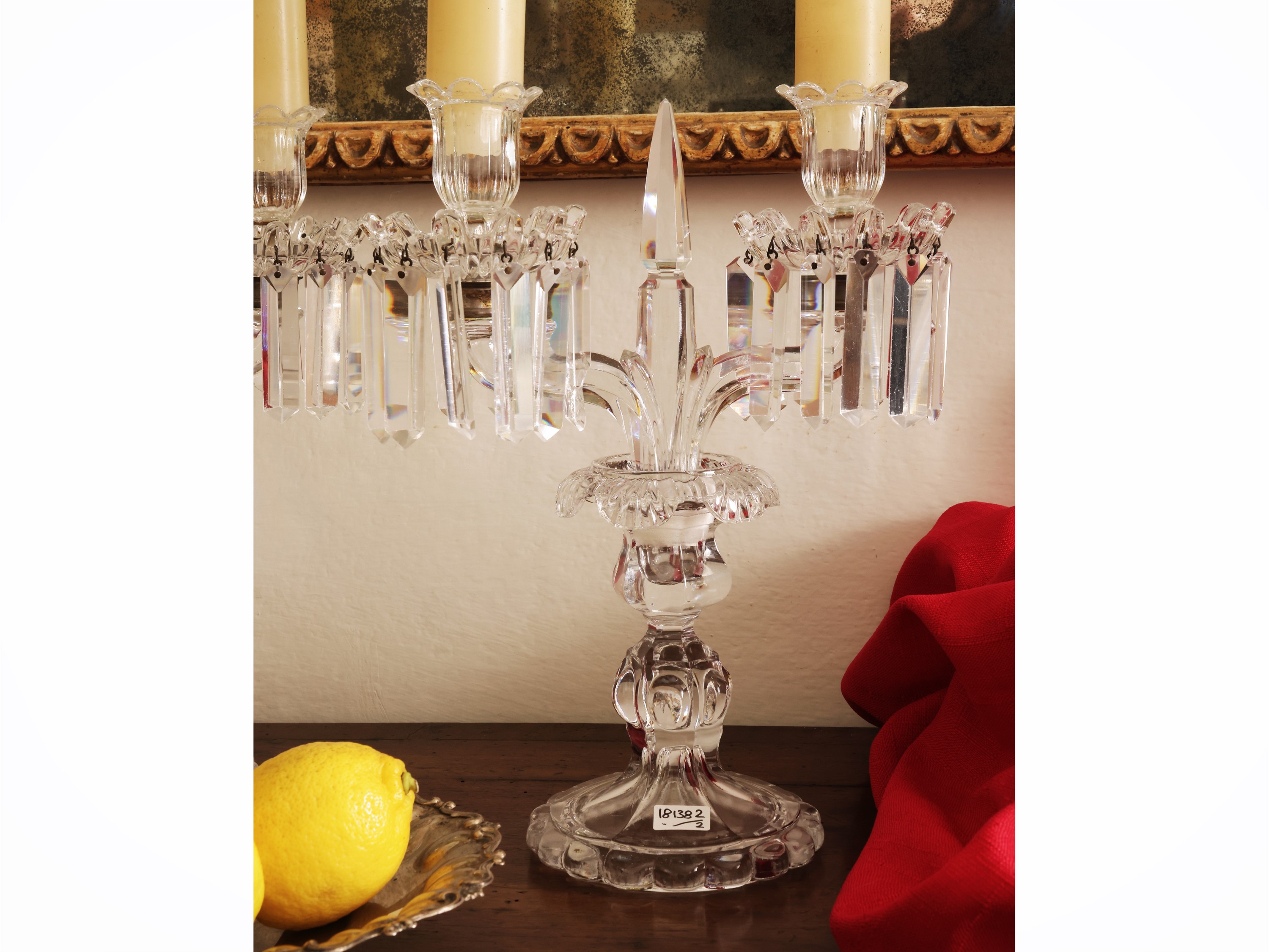 Candelabri in vetro pressato Baccarat, coppia a due bracci, Francia XX secolo