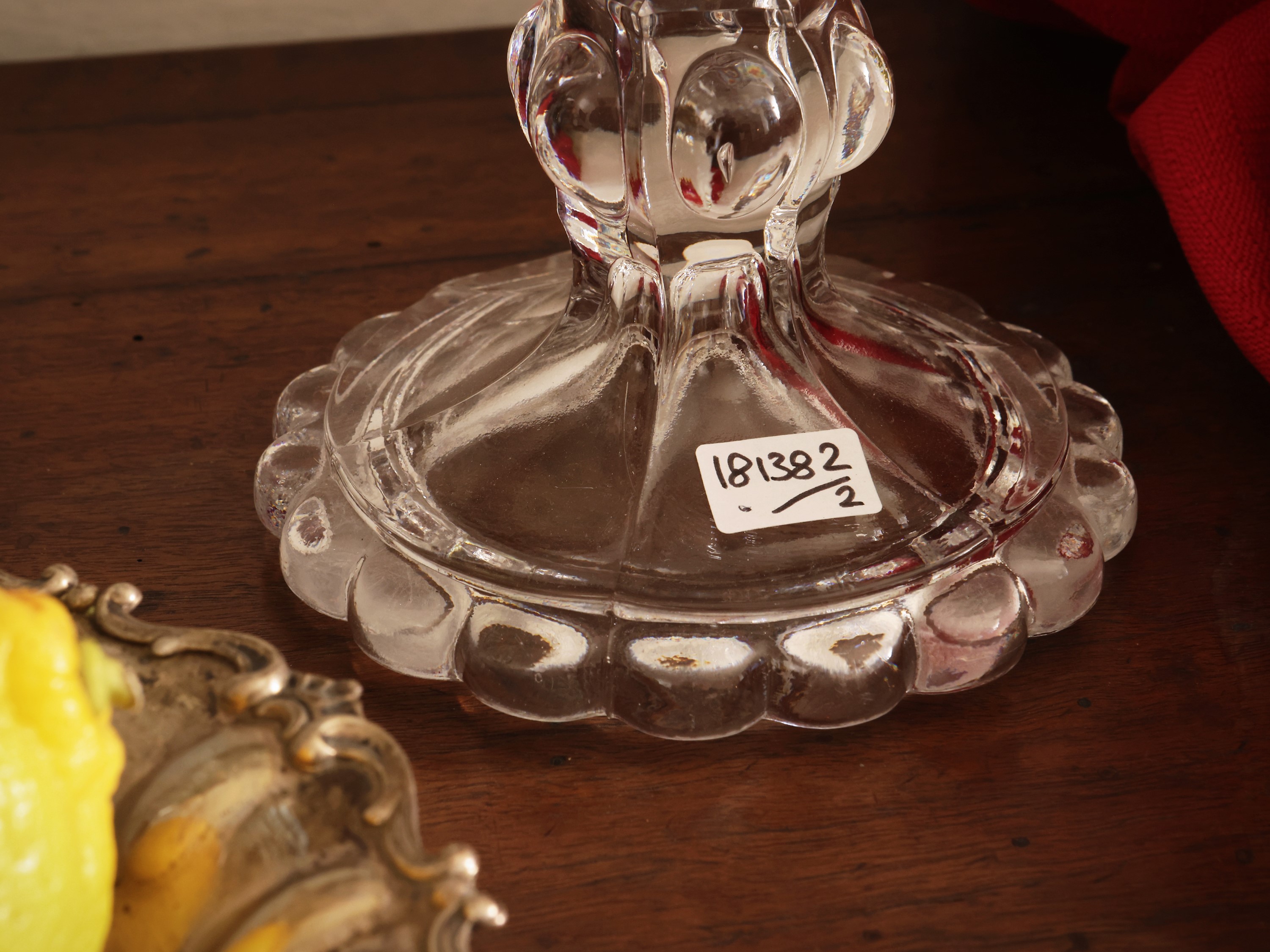 Candelabri in vetro pressato Baccarat, coppia a due bracci, Francia XX secolo