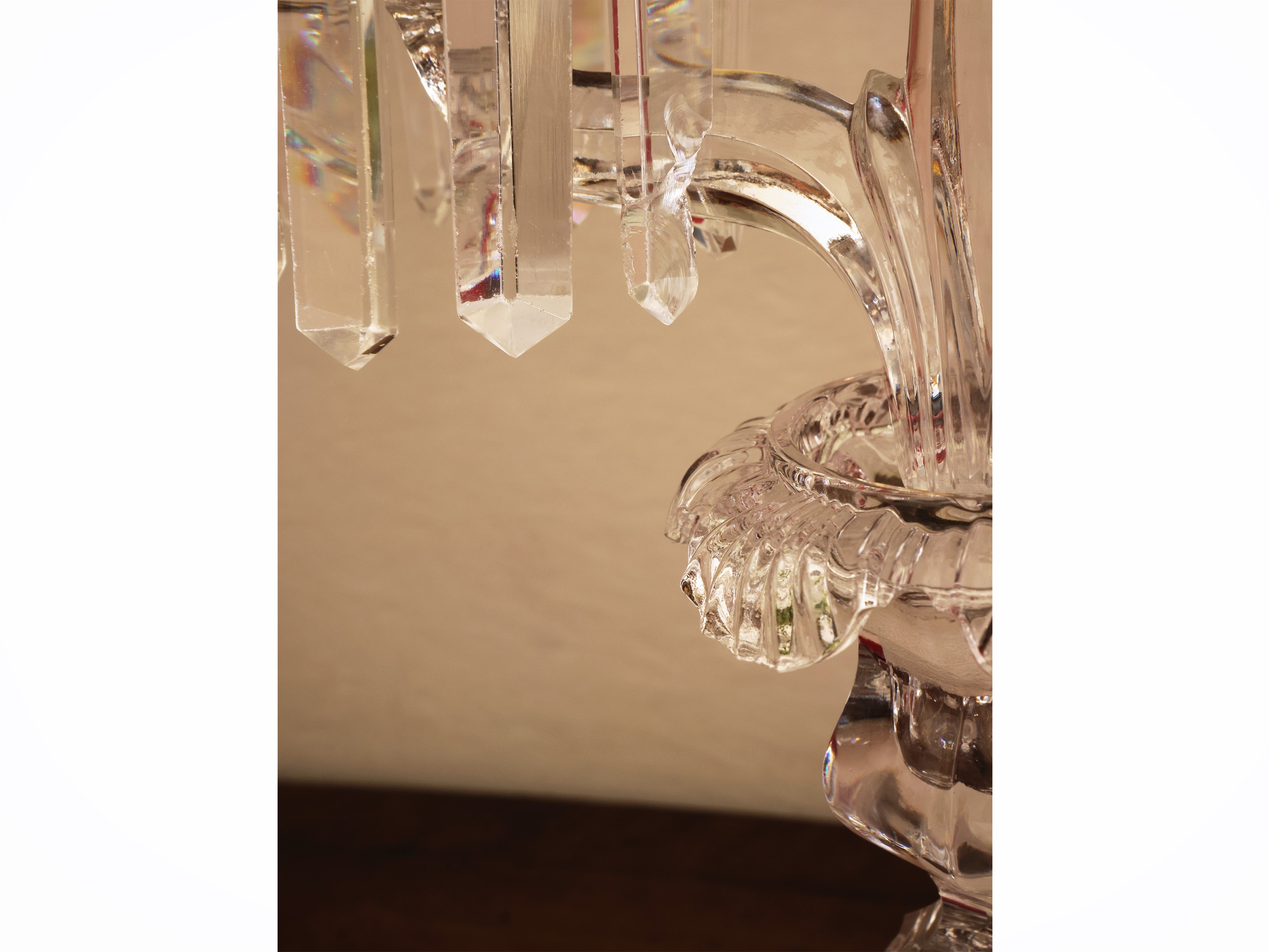 Candelabri in vetro pressato Baccarat, coppia a due bracci, Francia XX secolo