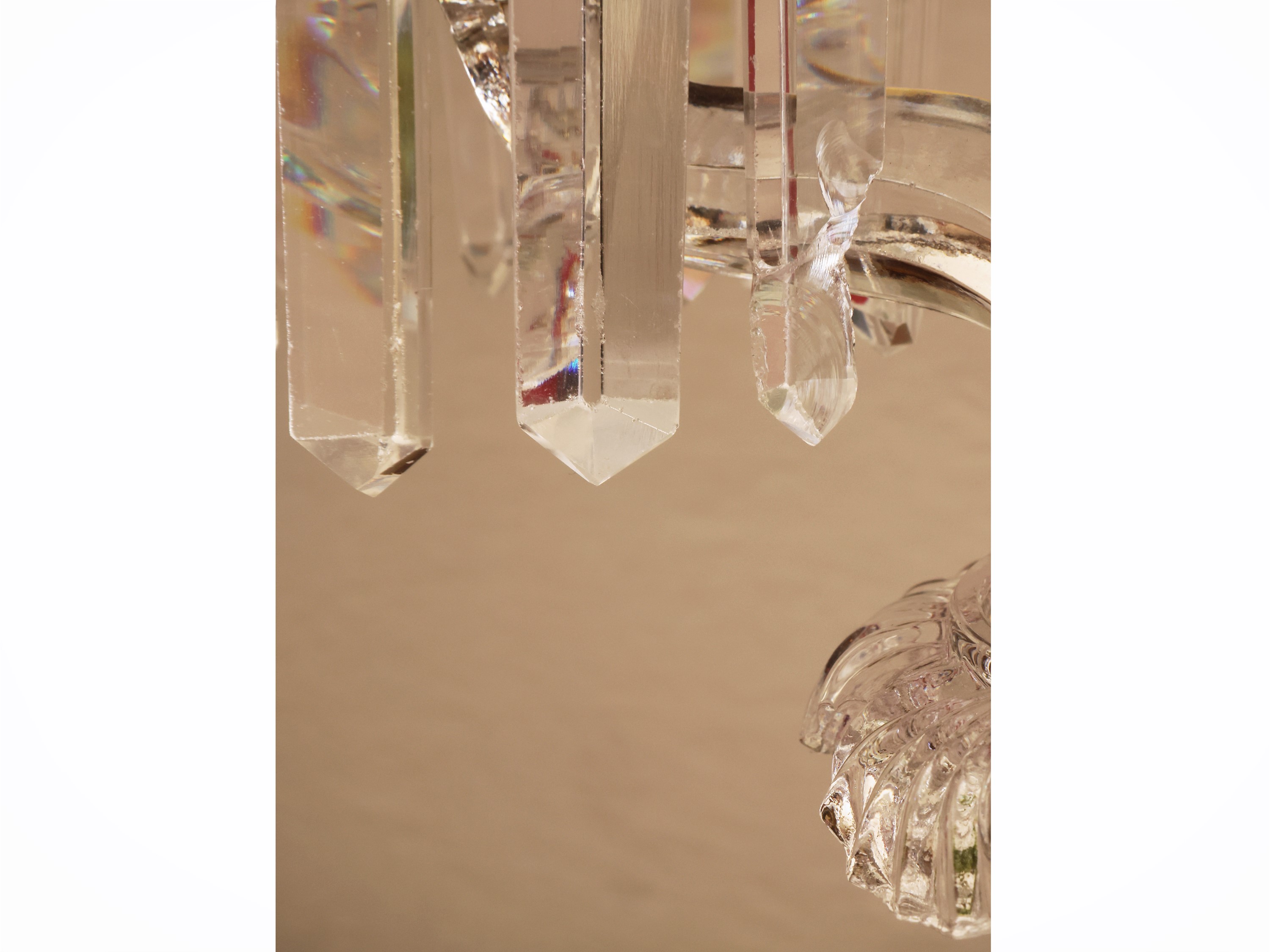 Candelabri in vetro pressato Baccarat, coppia a due bracci, Francia XX secolo