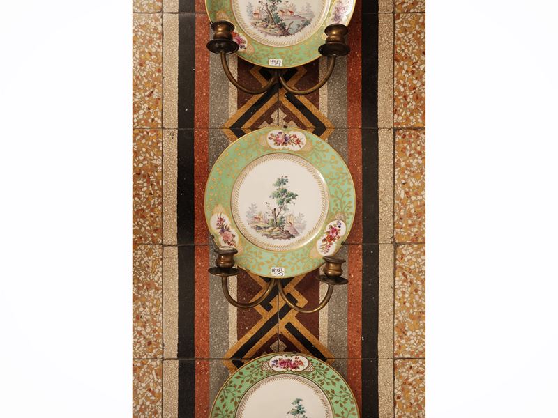 Serie di tre applique in metallo dorato e porcellana