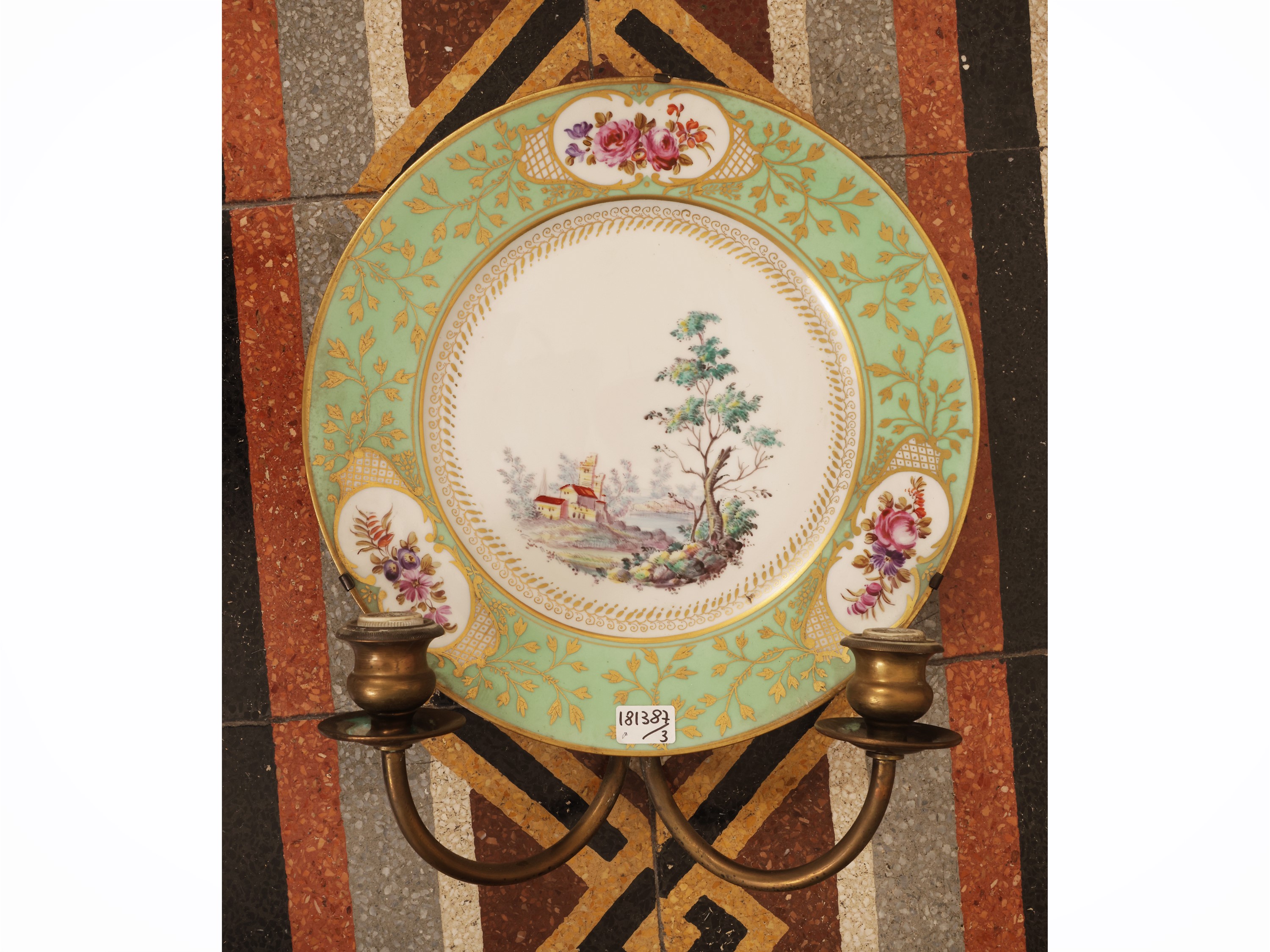 Serie di tre applique in metallo dorato e porcellana