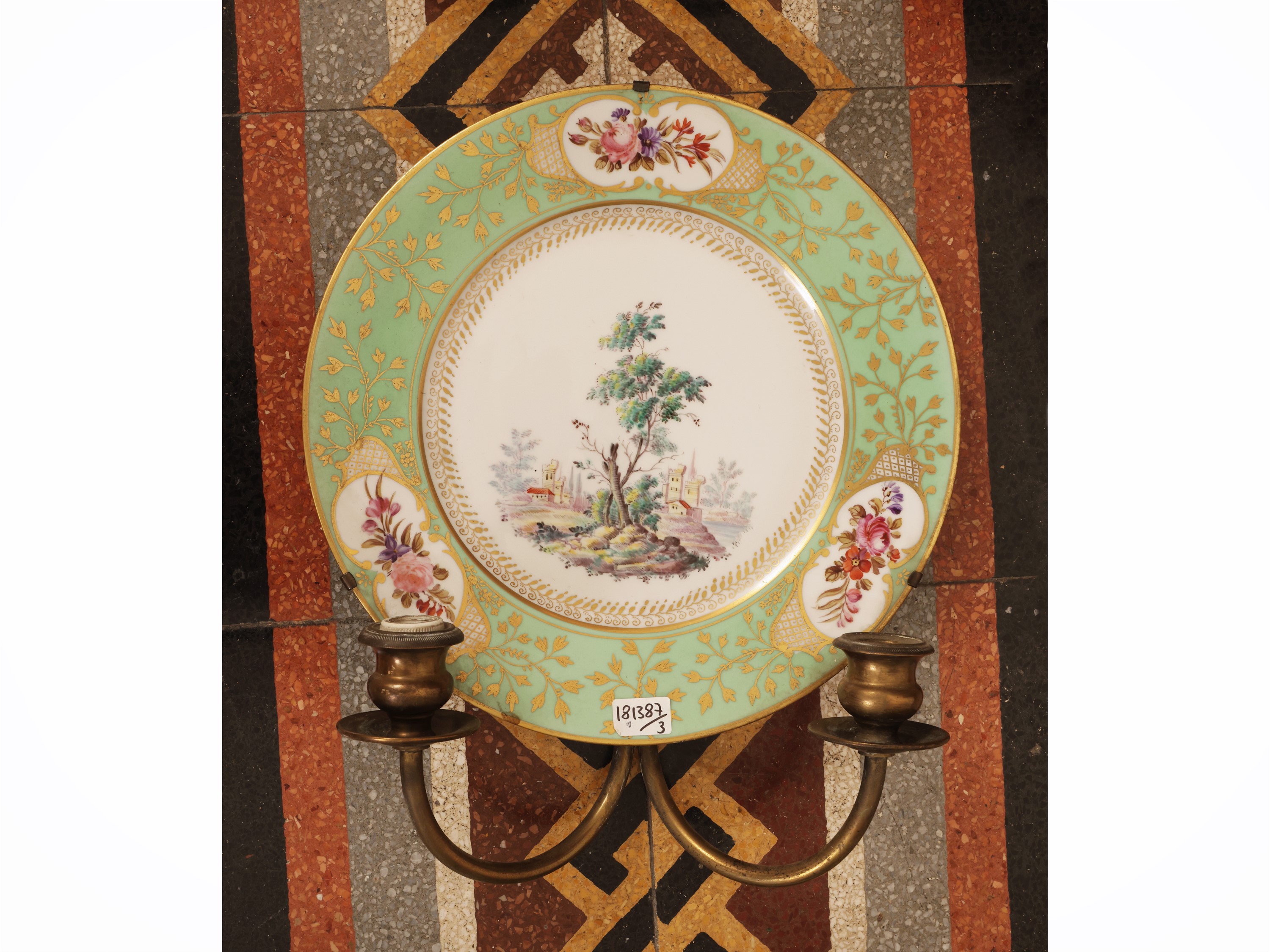 Serie di tre applique in metallo dorato e porcellana