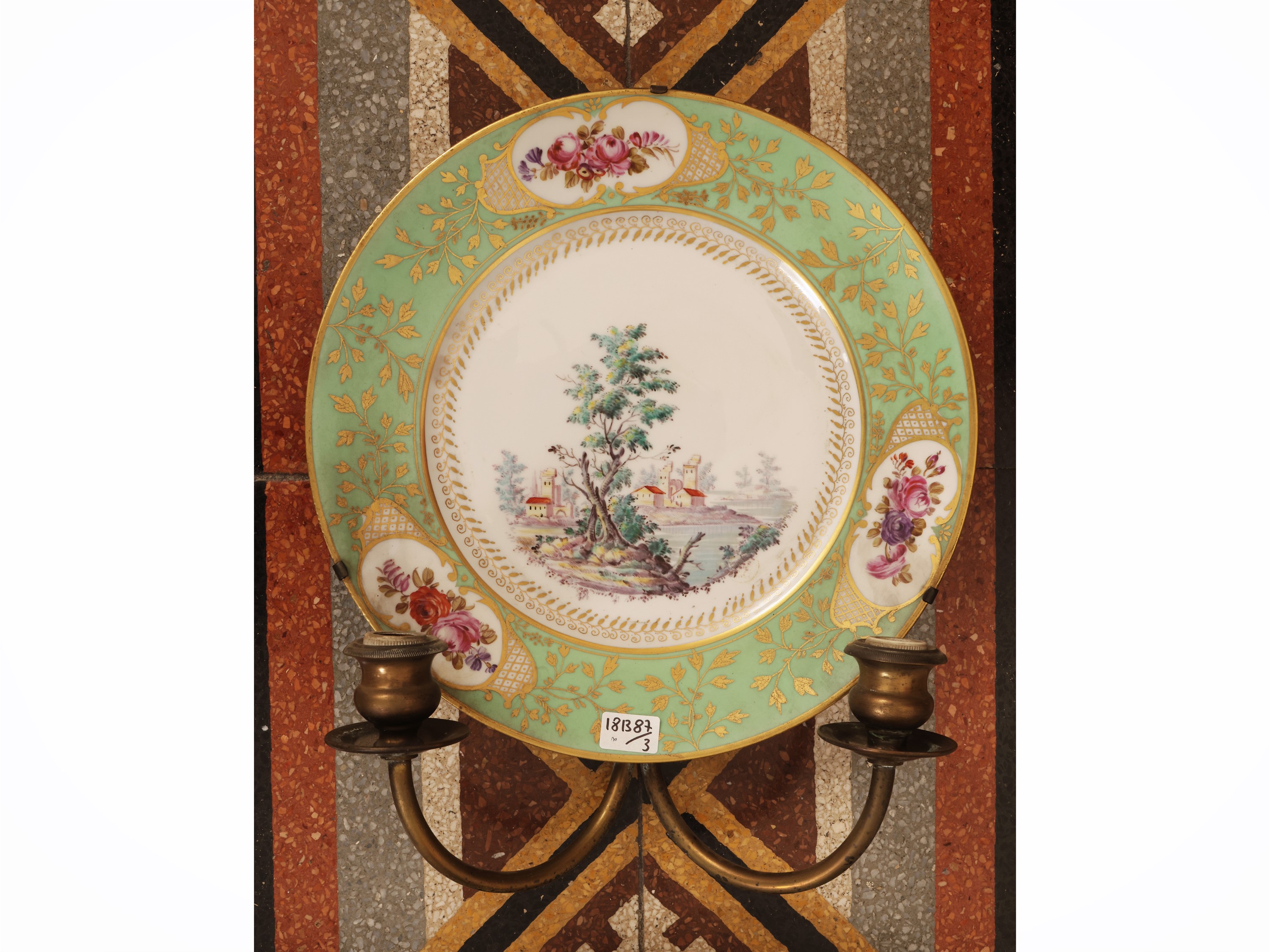 Serie di tre applique in metallo dorato e porcellana