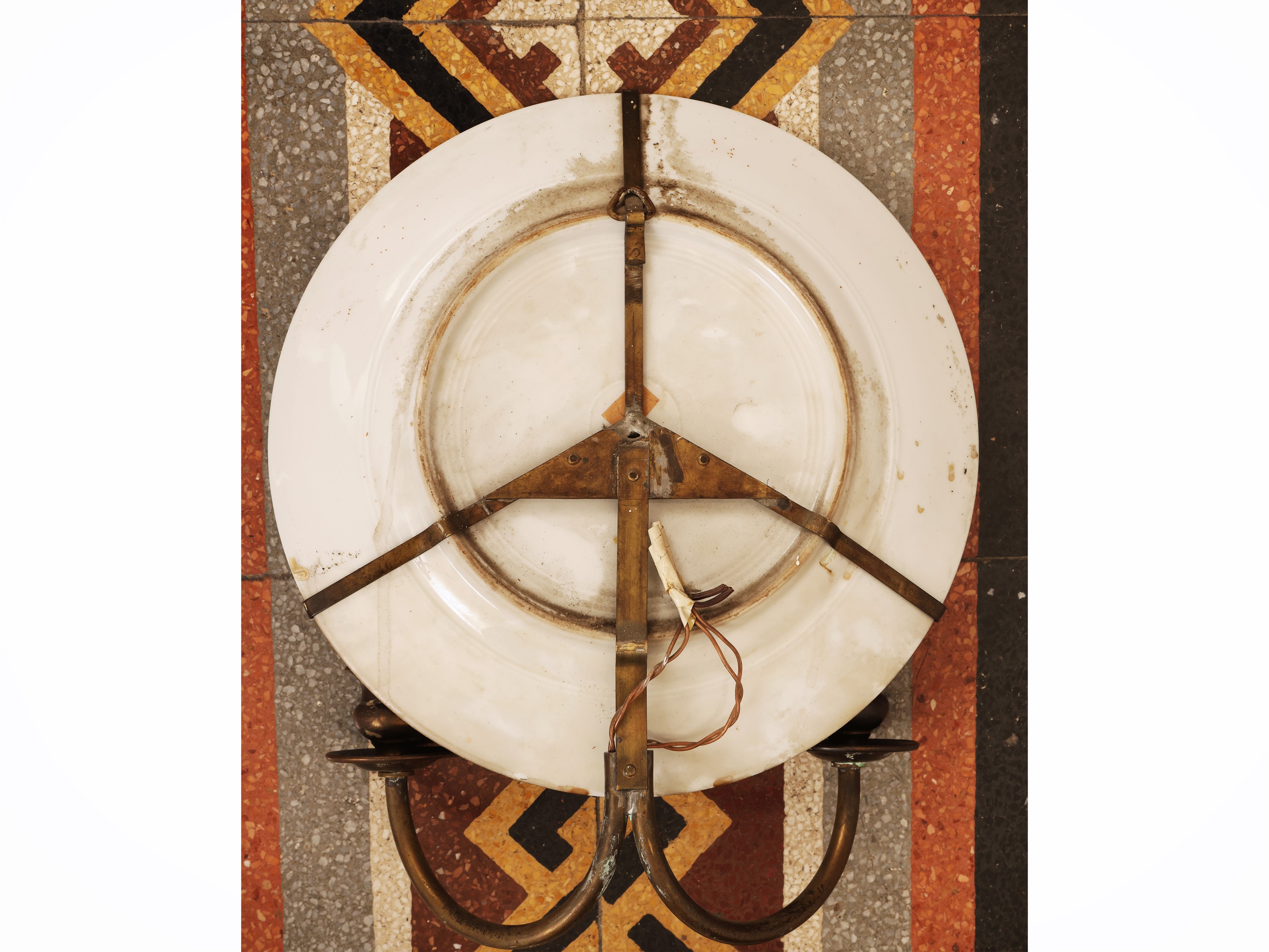 Serie di tre applique in metallo dorato e porcellana