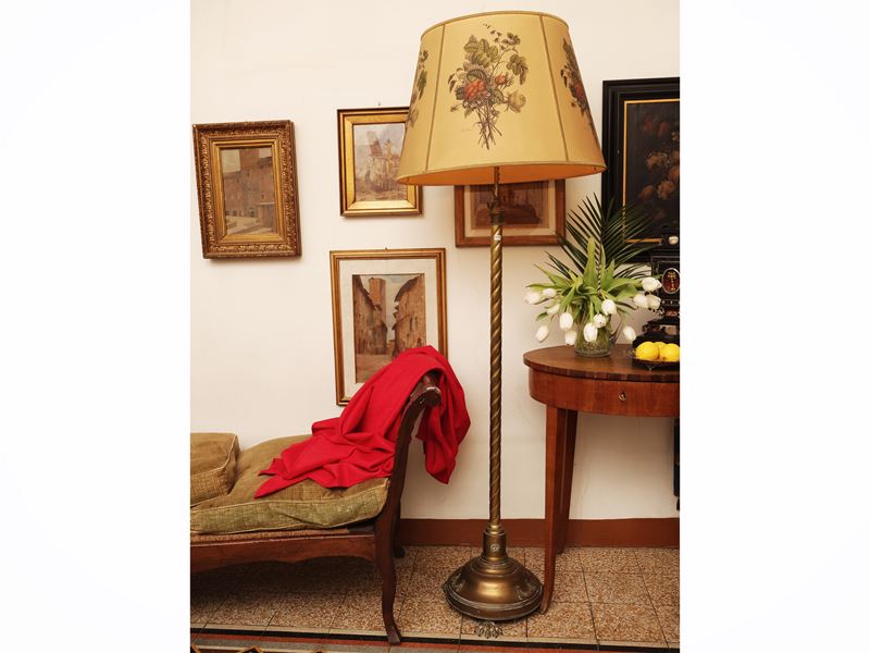 Lume da terra in ottone