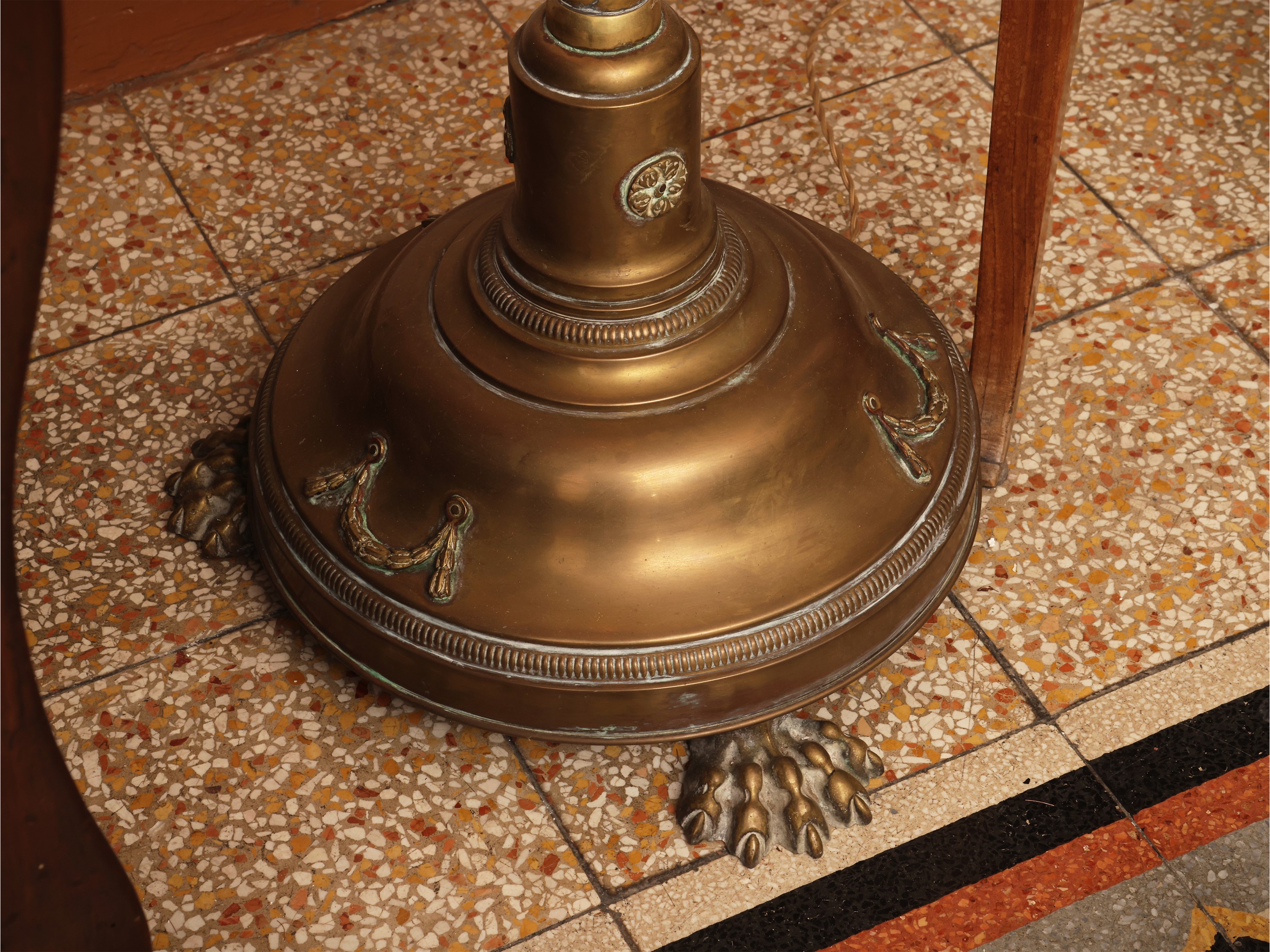 Lume da terra in ottone