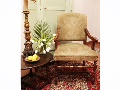 Due complementi di arredo: Poltrona imbottita in legno con rivestimento in velluto verde e tavoli...