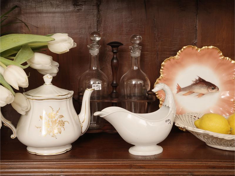 Accessori per la tavola, include piatti in porcellana Limoges, teiera Richard Ginori e oliera in ...