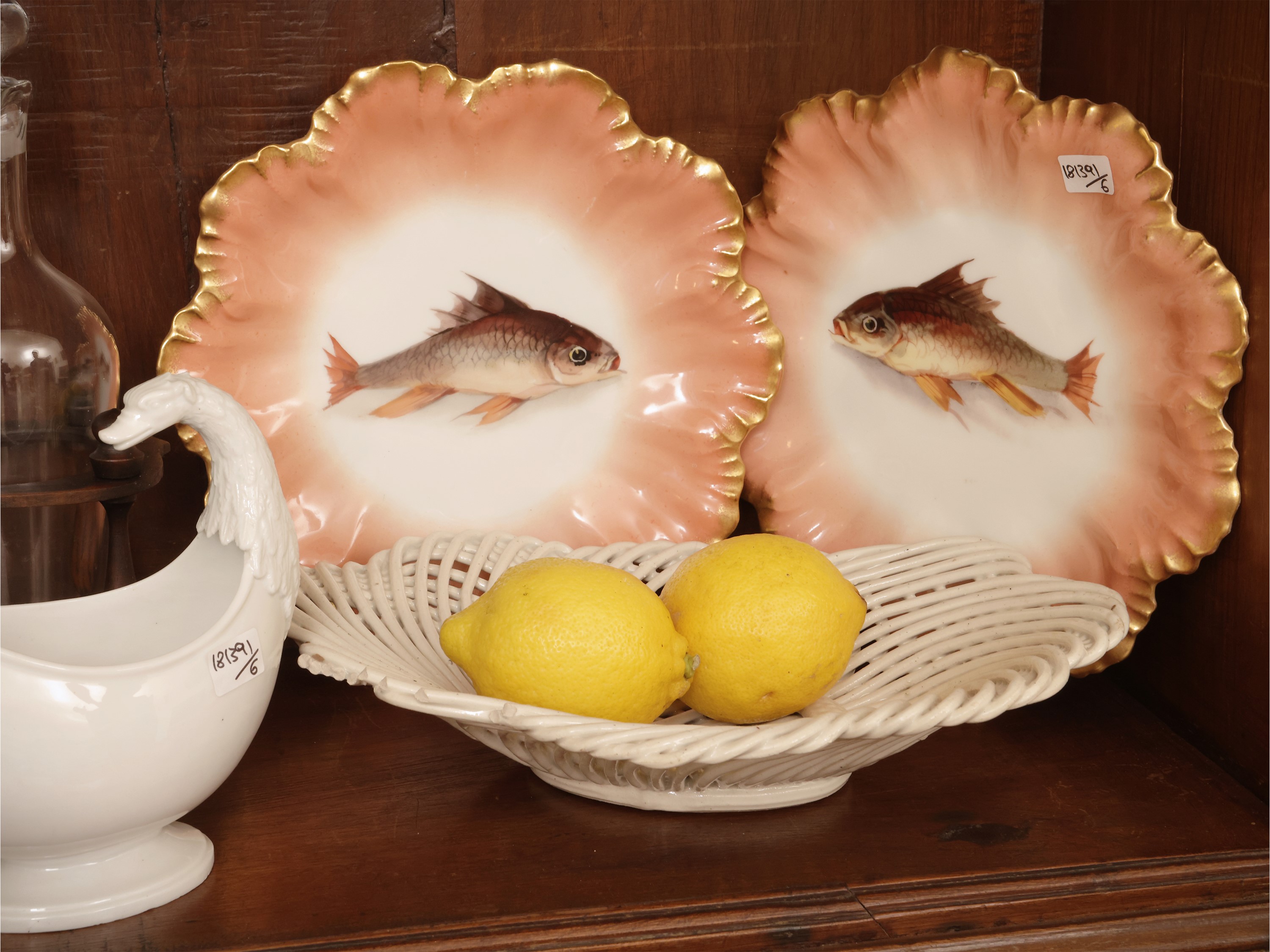 Accessori per la tavola, include piatti in porcellana Limoges, teiera Richard Ginori e oliera in ...