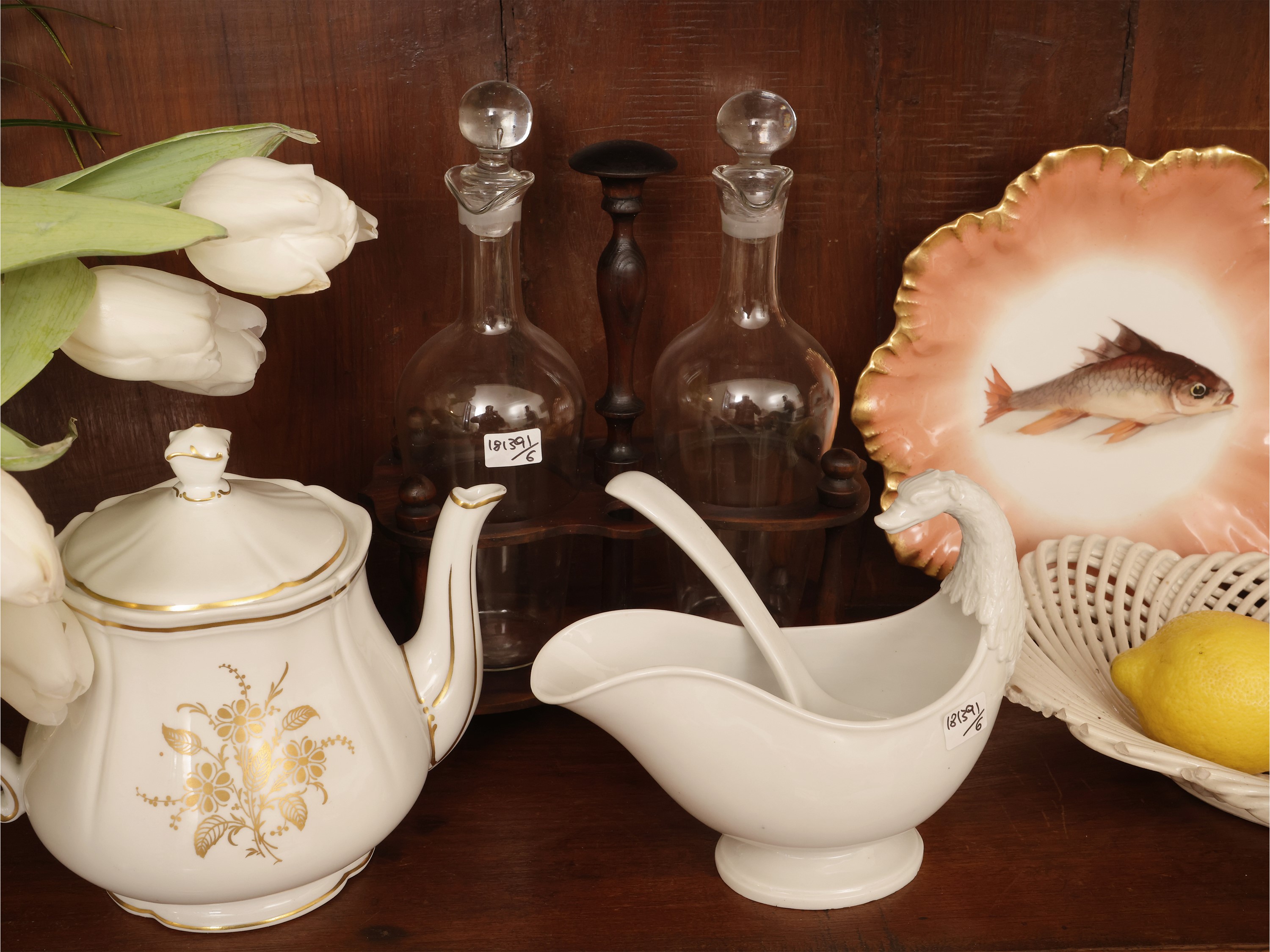 Accessori per la tavola, include piatti in porcellana Limoges, teiera Richard Ginori e oliera in ...