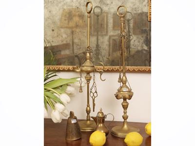 Accessori d'epoca in ottone, due lucerne fiorentine e una caffettiera egoiste