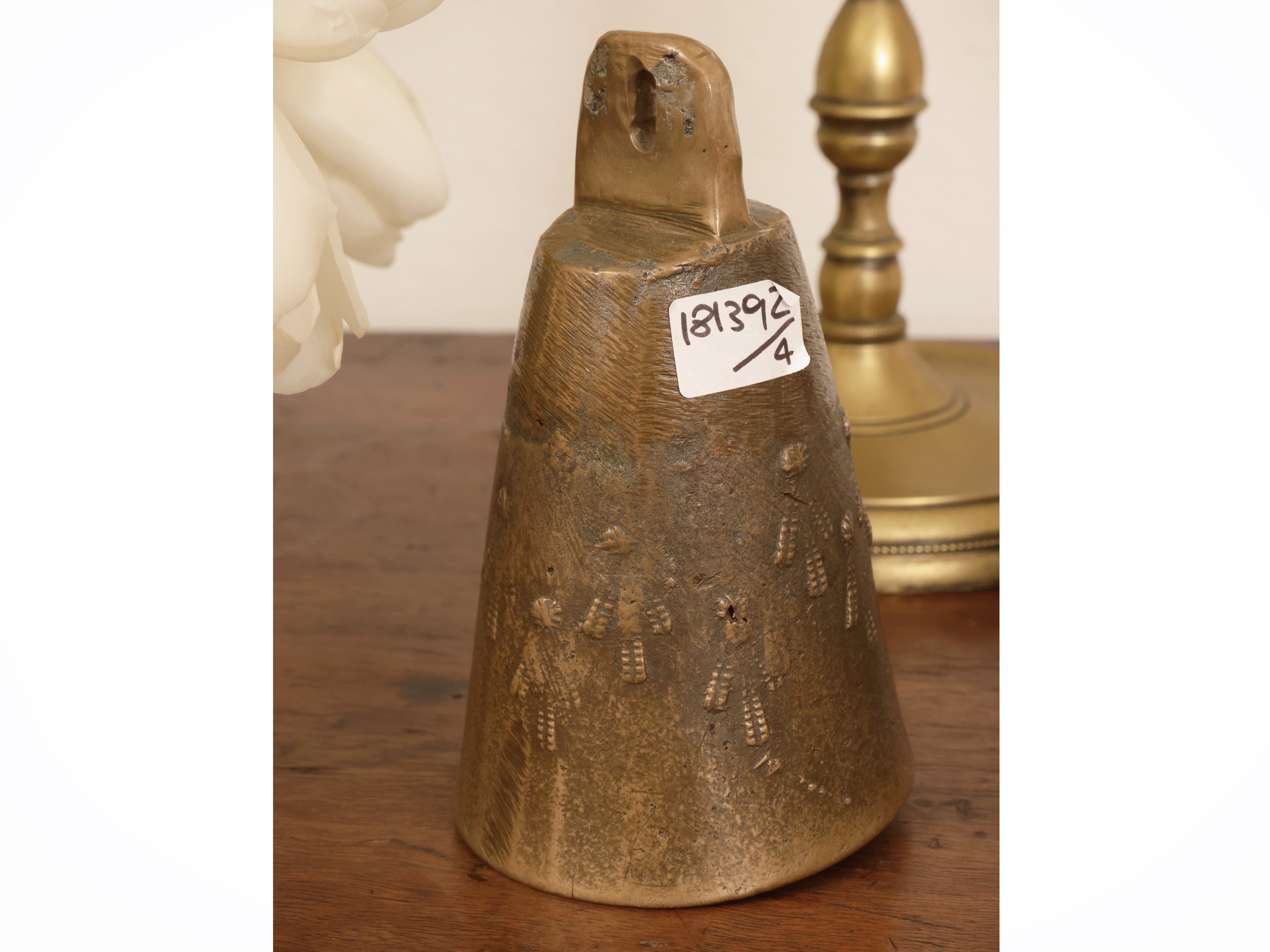 Accessori d'epoca in ottone, due lucerne fiorentine e una caffettiera egoiste