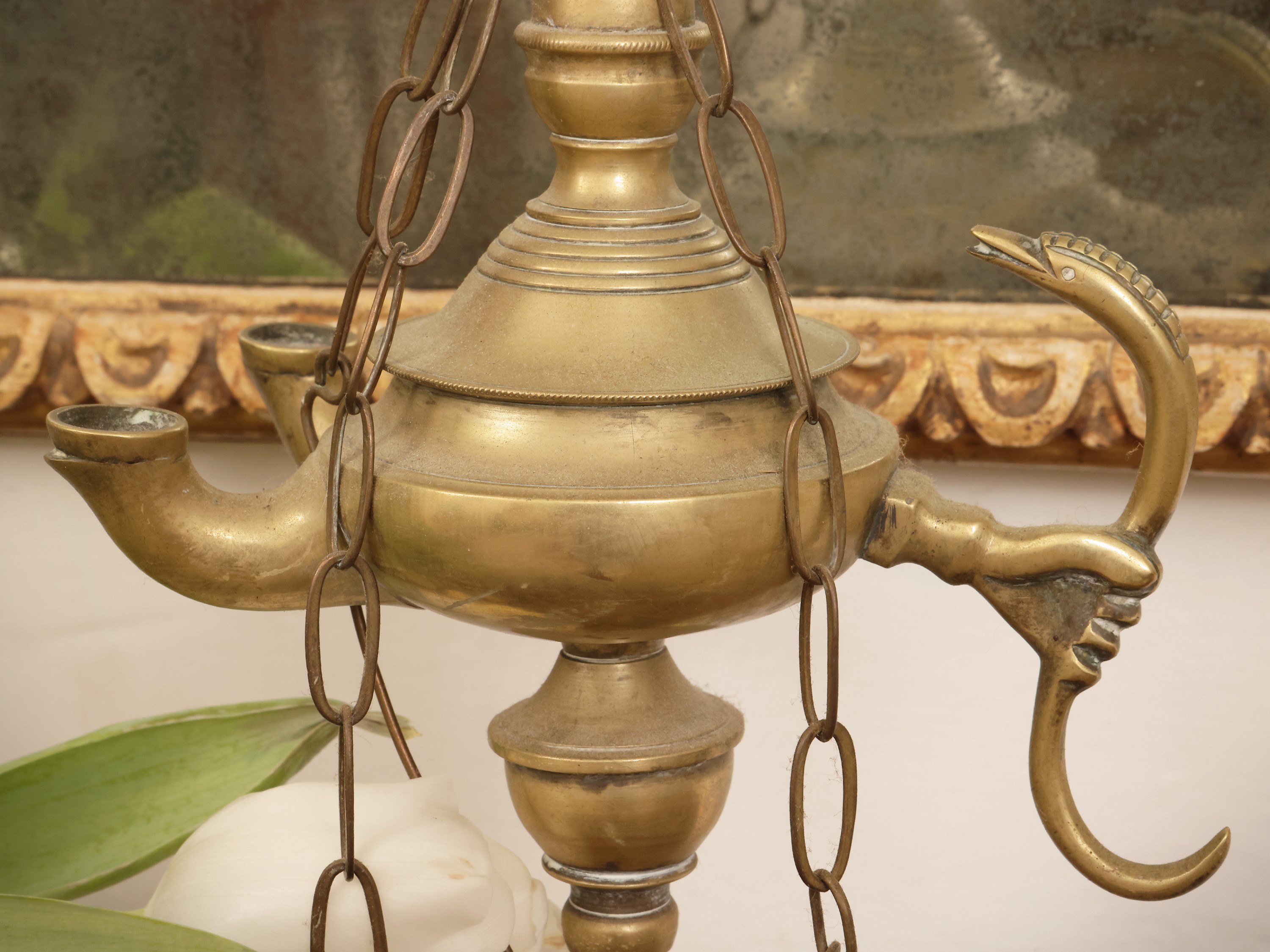 Accessori d'epoca in ottone, due lucerne fiorentine e una caffettiera egoiste