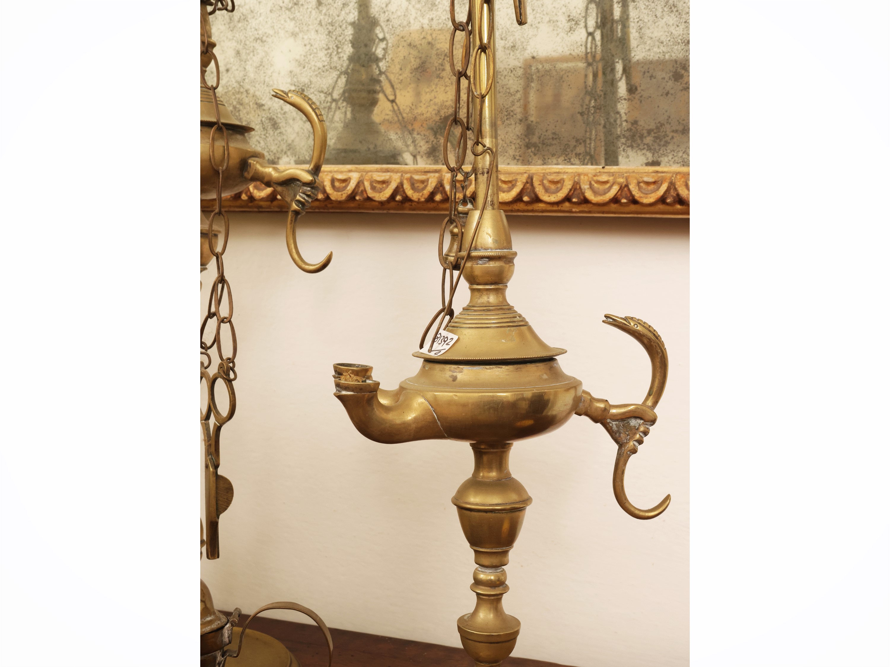 Accessori d'epoca in ottone, due lucerne fiorentine e una caffettiera egoiste