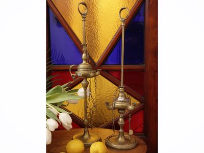 Due lucerne fiorentine in ottone con accessori, altezza da cm 58 a cm 61