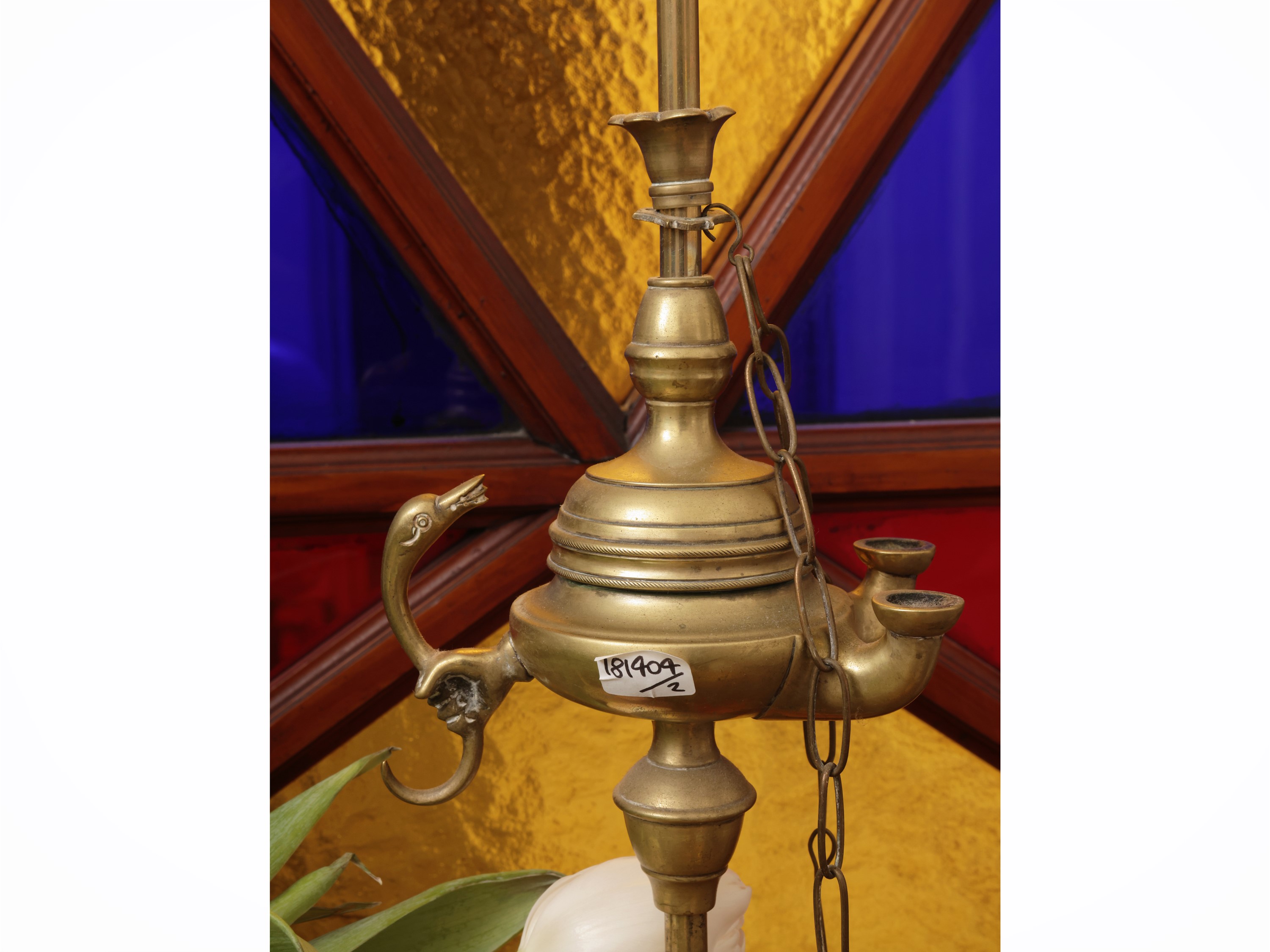 Due lucerne fiorentine in ottone con accessori, altezza da cm 58 a cm 61
