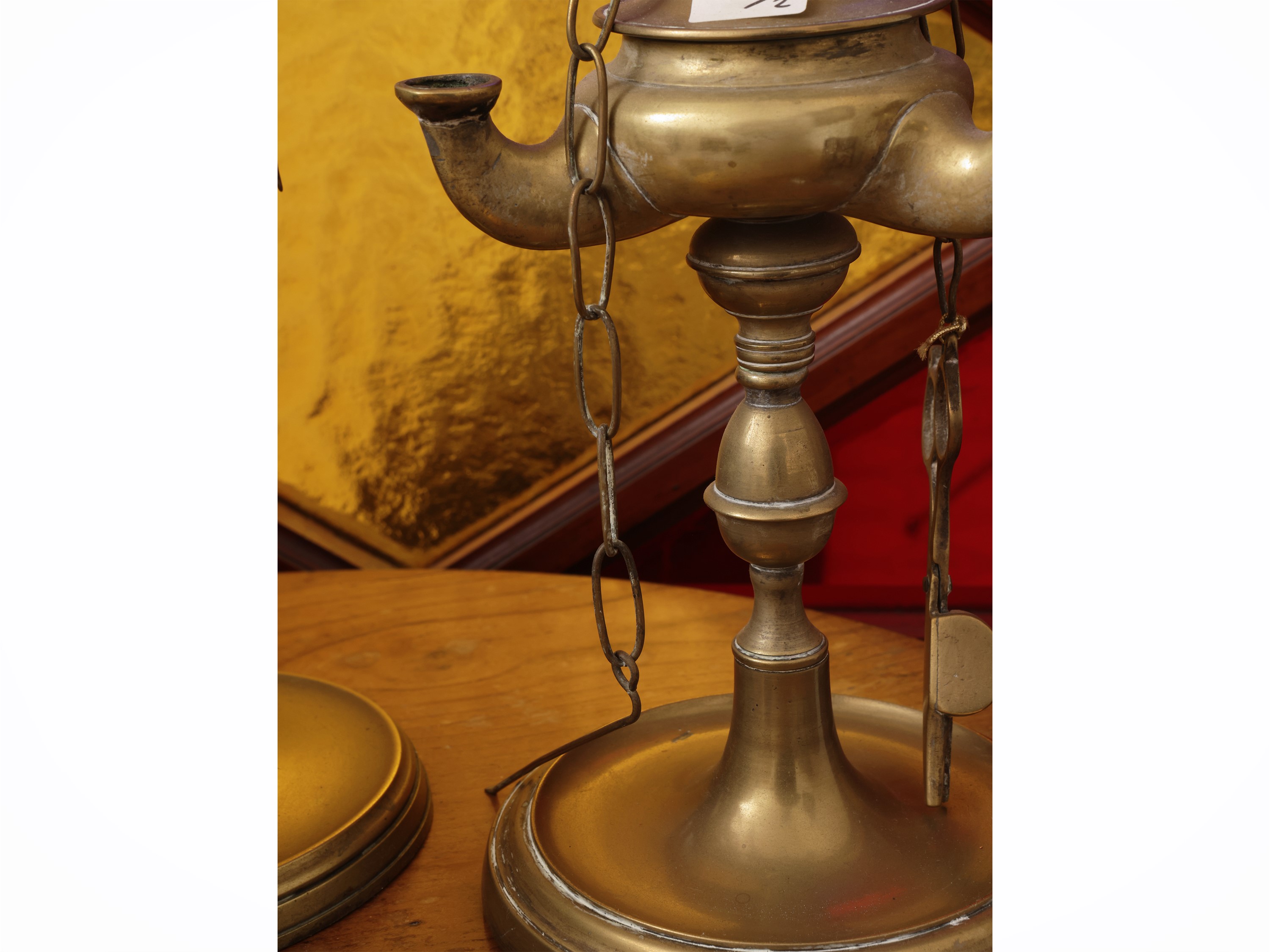 Due lucerne fiorentine in ottone con accessori, altezza da cm 58 a cm 61