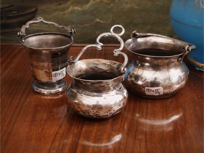 Tre secchielli per acqua benedetta, metallo argentato