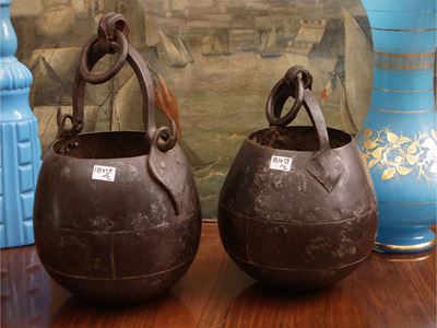 Due antichi secchi da pozzo, ferro battuto, h cm 235 e cm 30