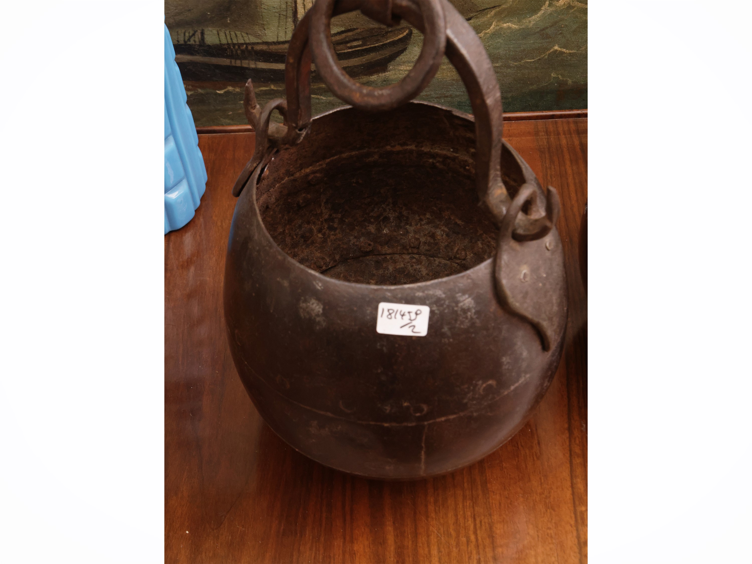 Due antichi secchi da pozzo, ferro battuto, h cm 235 e cm 30