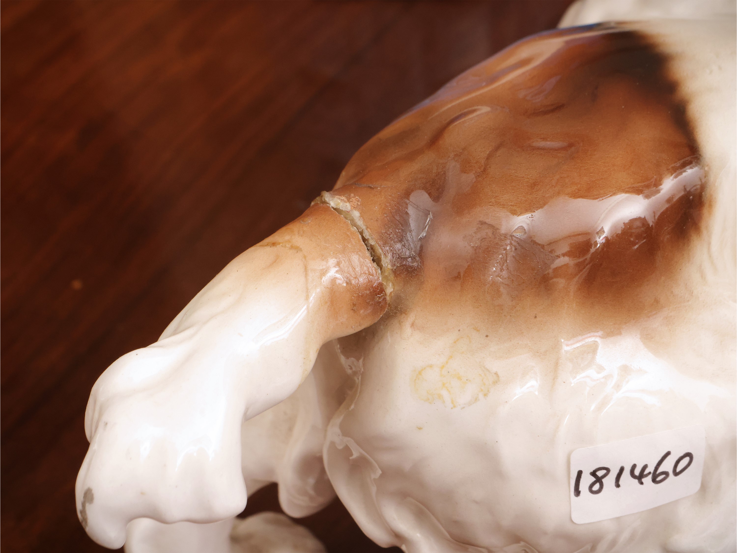 Goldsheider, Gruppo in ceramica raffigurante due cani da caccia
