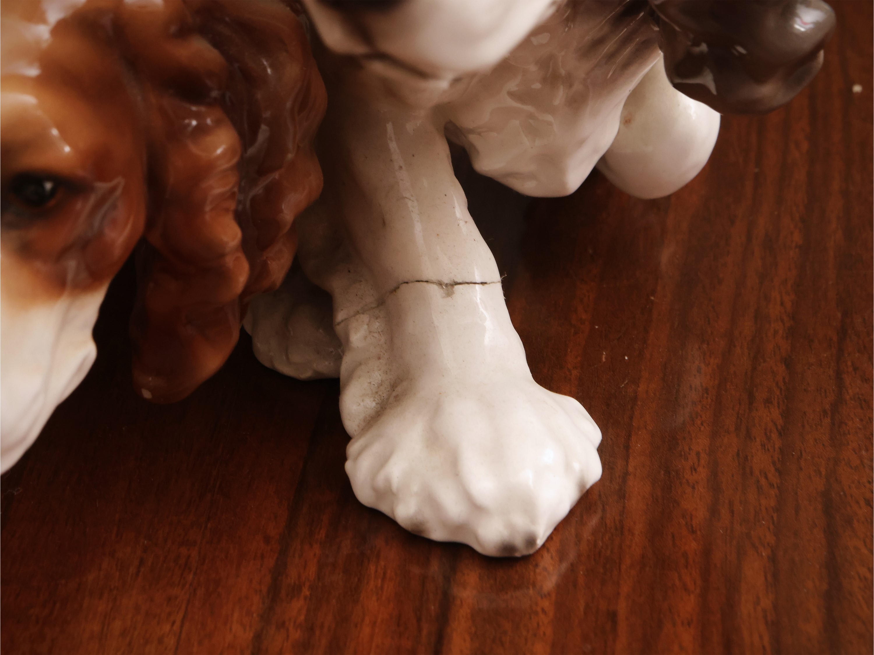 Goldsheider, Gruppo in ceramica raffigurante due cani da caccia