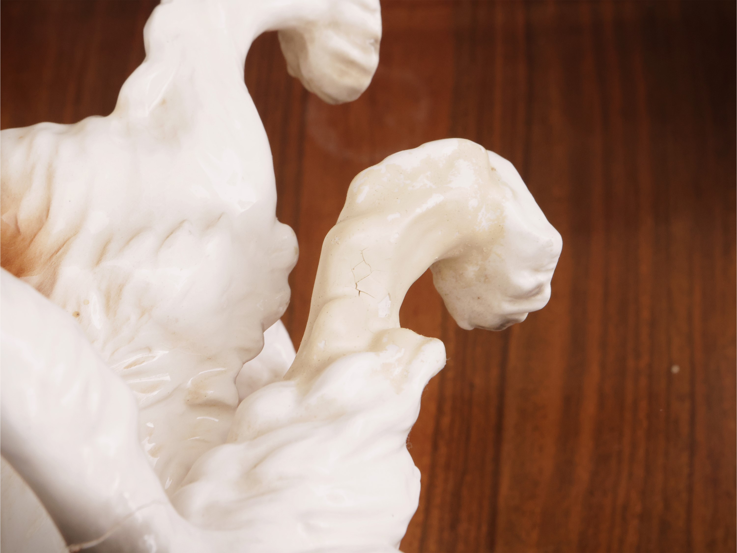 Goldsheider, Gruppo in ceramica raffigurante due cani da caccia