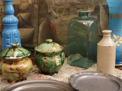 Accessori rustici d'epoca, assortimento di vari oggetti in vetro, peltro e maiolica