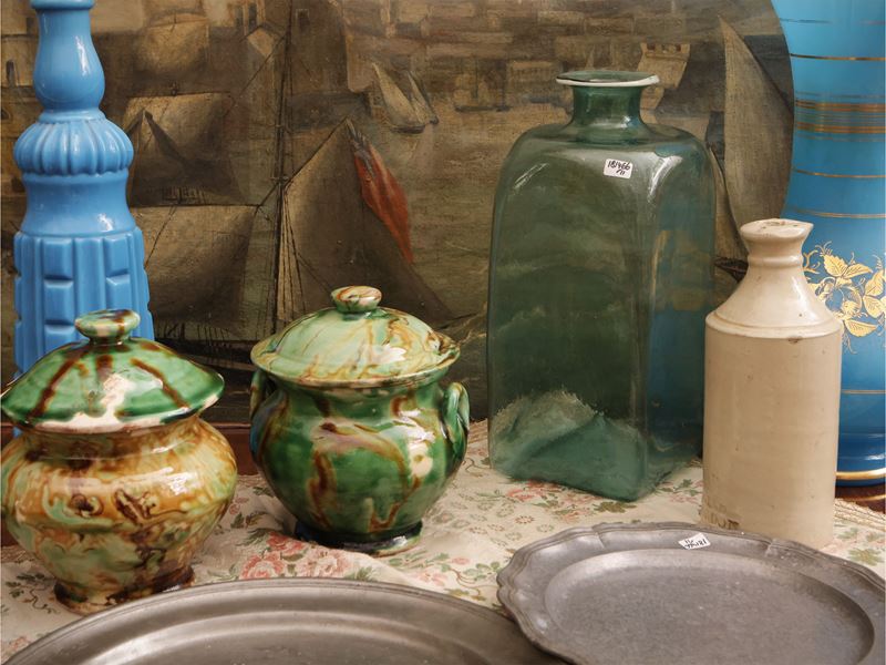 Accessori rustici d'epoca, assortimento di vari oggetti in vetro, peltro e maiolica