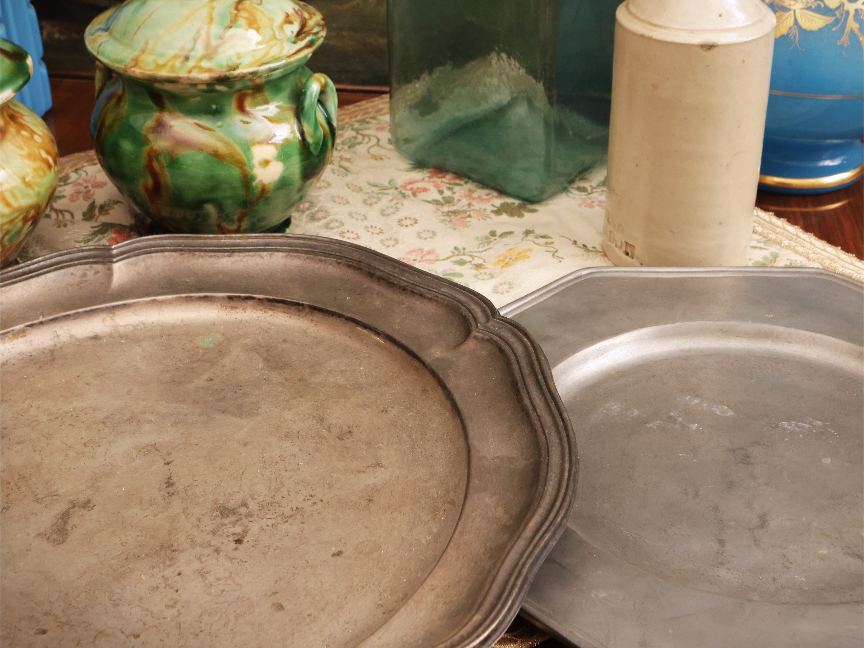 Accessori rustici d'epoca, assortimento di vari oggetti in vetro, peltro e maiolica