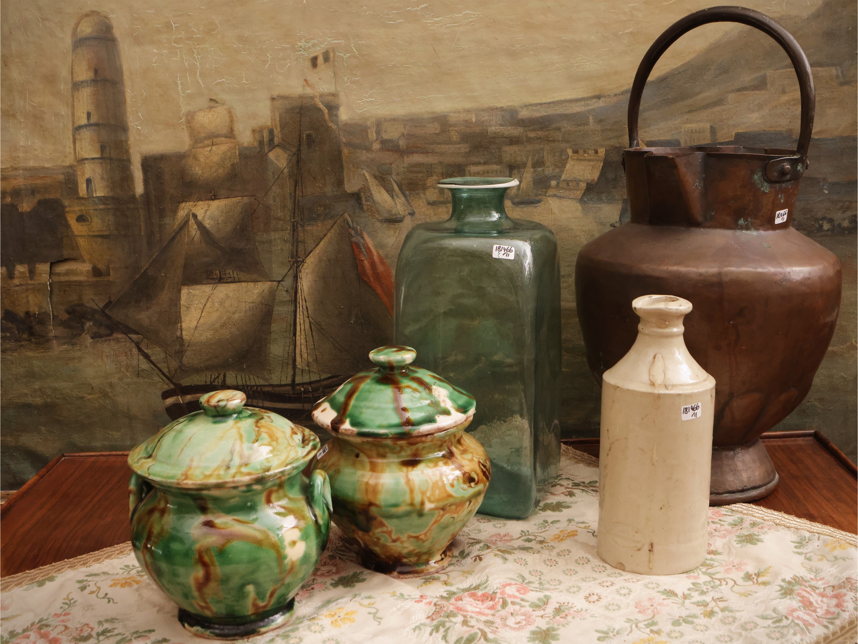 Accessori rustici d'epoca, assortimento di vari oggetti in vetro, peltro e maiolica