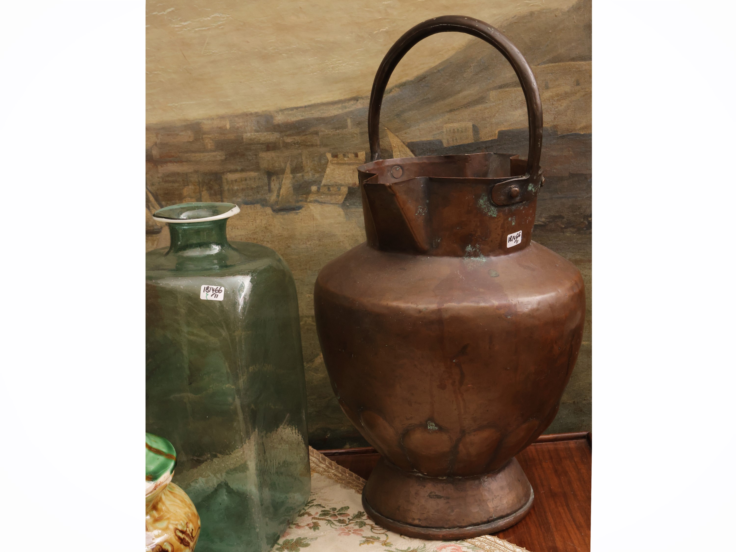 Accessori rustici d'epoca, assortimento di vari oggetti in vetro, peltro e maiolica