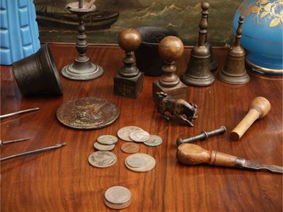 Miscellanea di accessori da scrivania d'epoca, inclusi due mortai e assortimento di monete