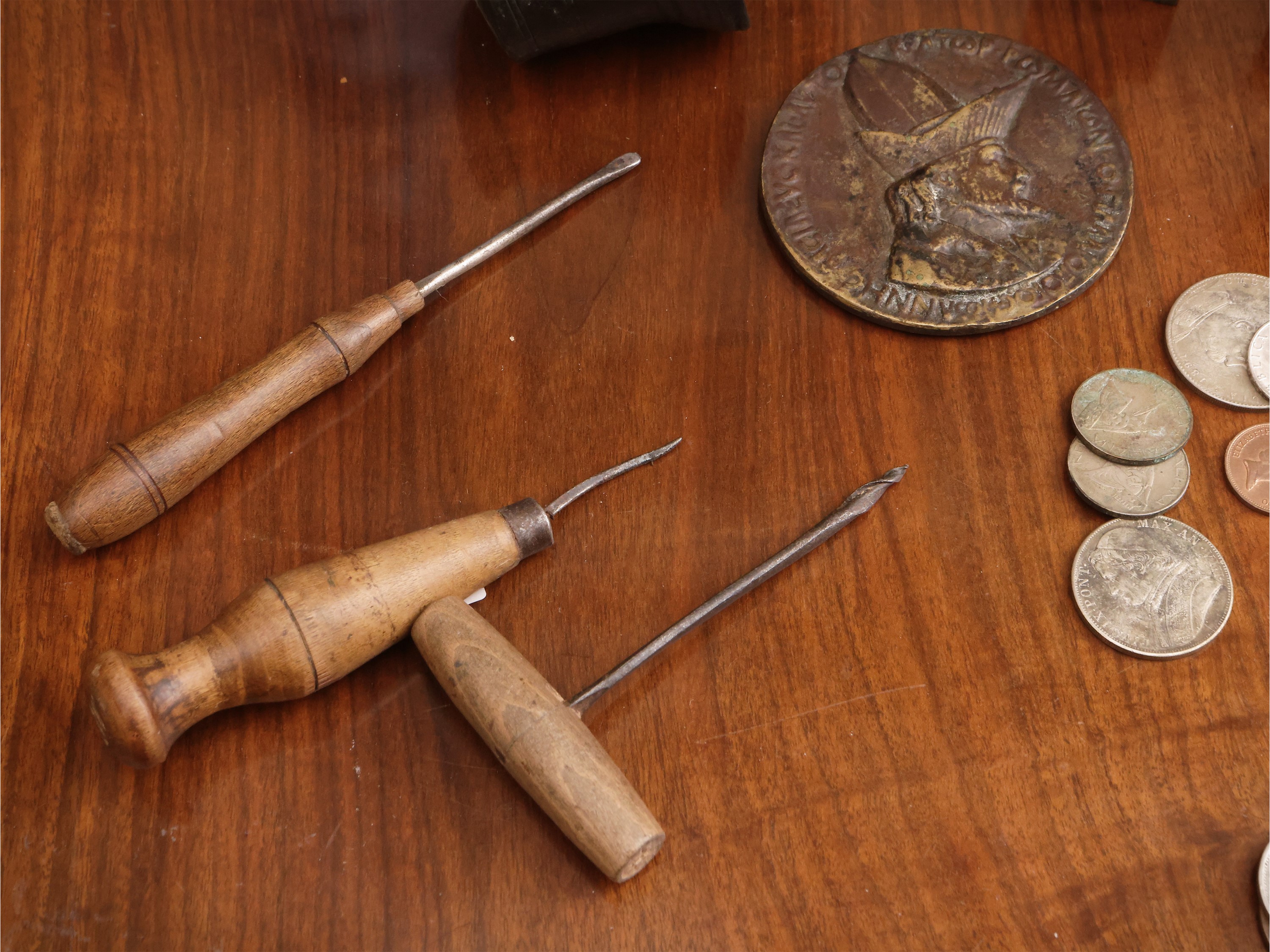Miscellanea di accessori da scrivania d'epoca, inclusi due mortai e assortimento di monete