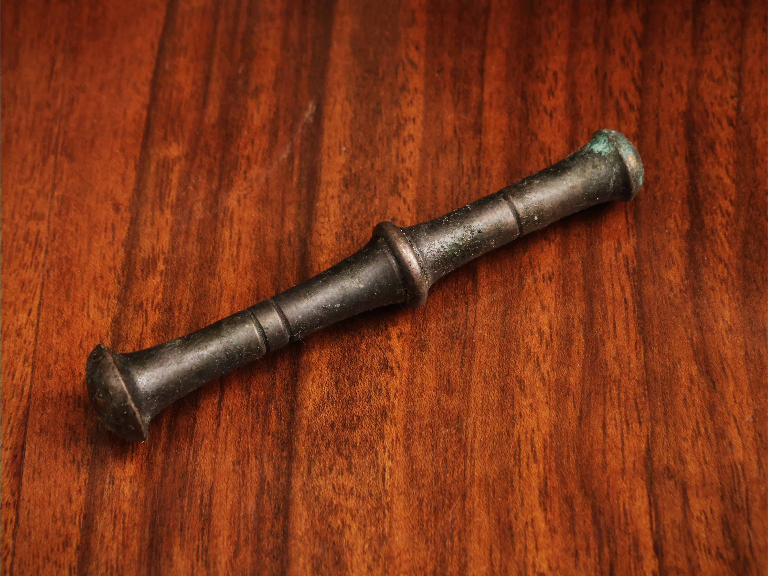 Miscellanea di accessori da scrivania d'epoca, inclusi due mortai e assortimento di monete