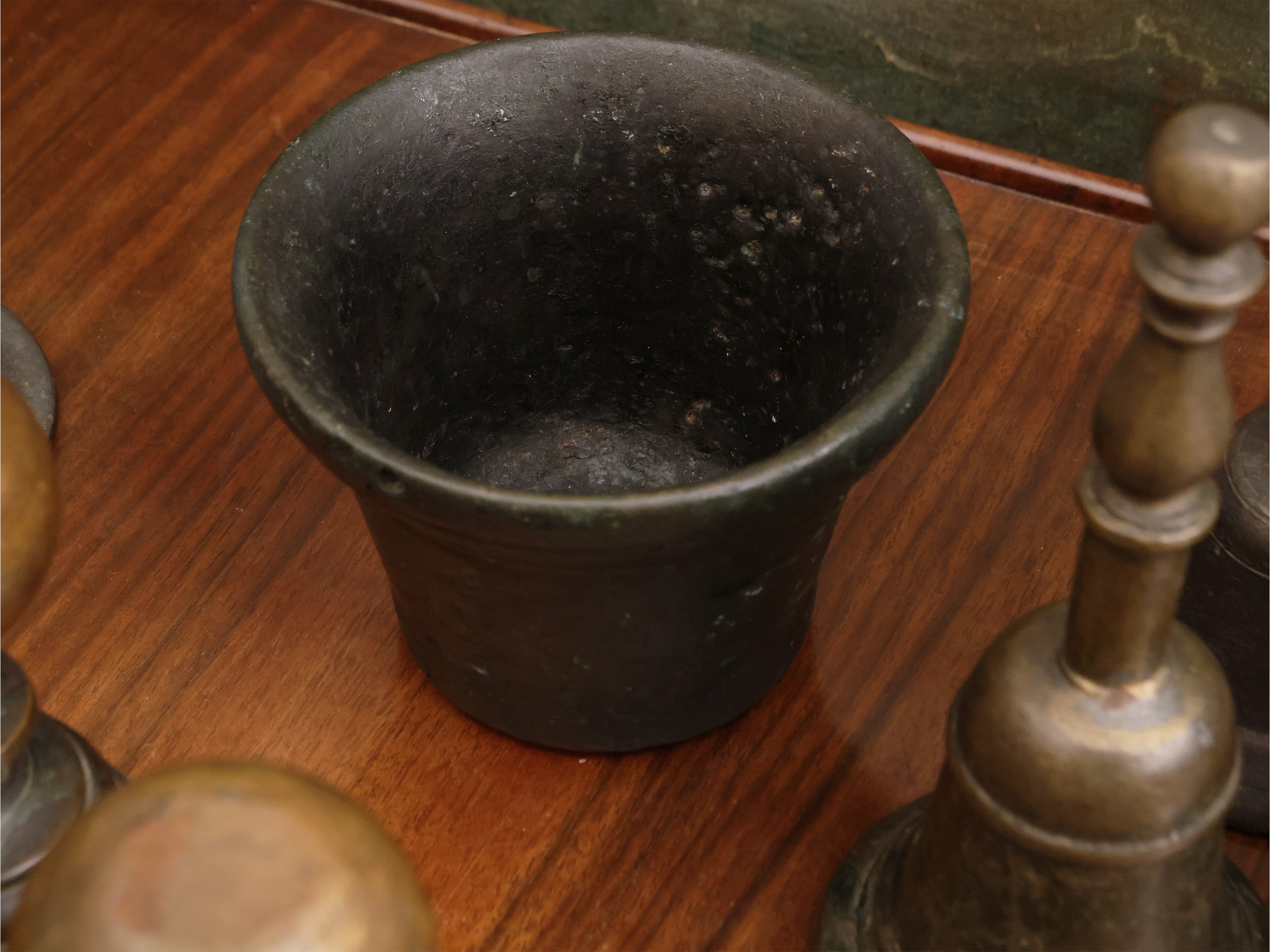 Miscellanea di accessori da scrivania d'epoca, inclusi due mortai e assortimento di monete