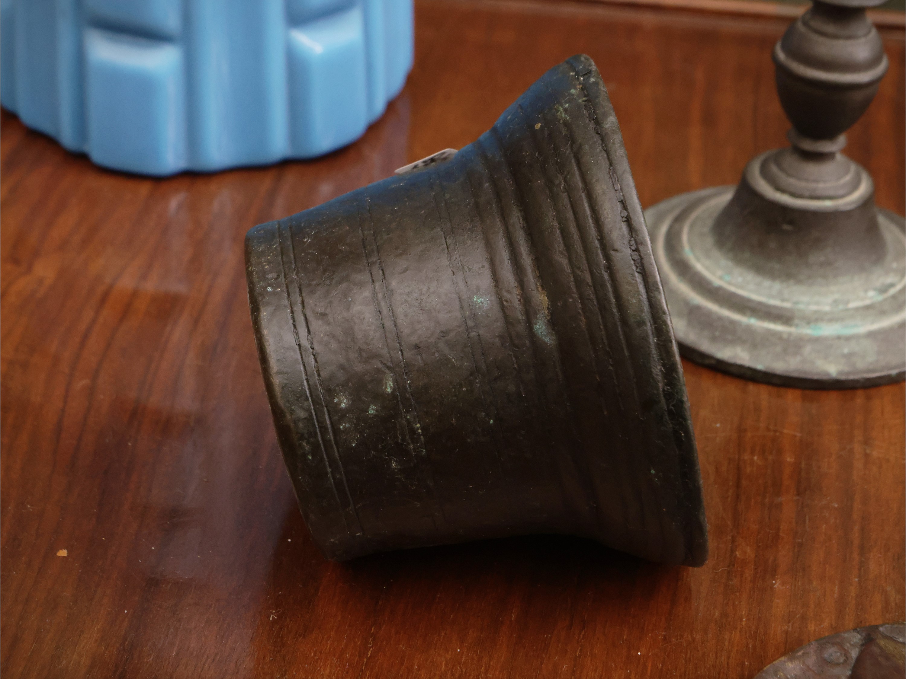 Miscellanea di accessori da scrivania d'epoca, inclusi due mortai e assortimento di monete